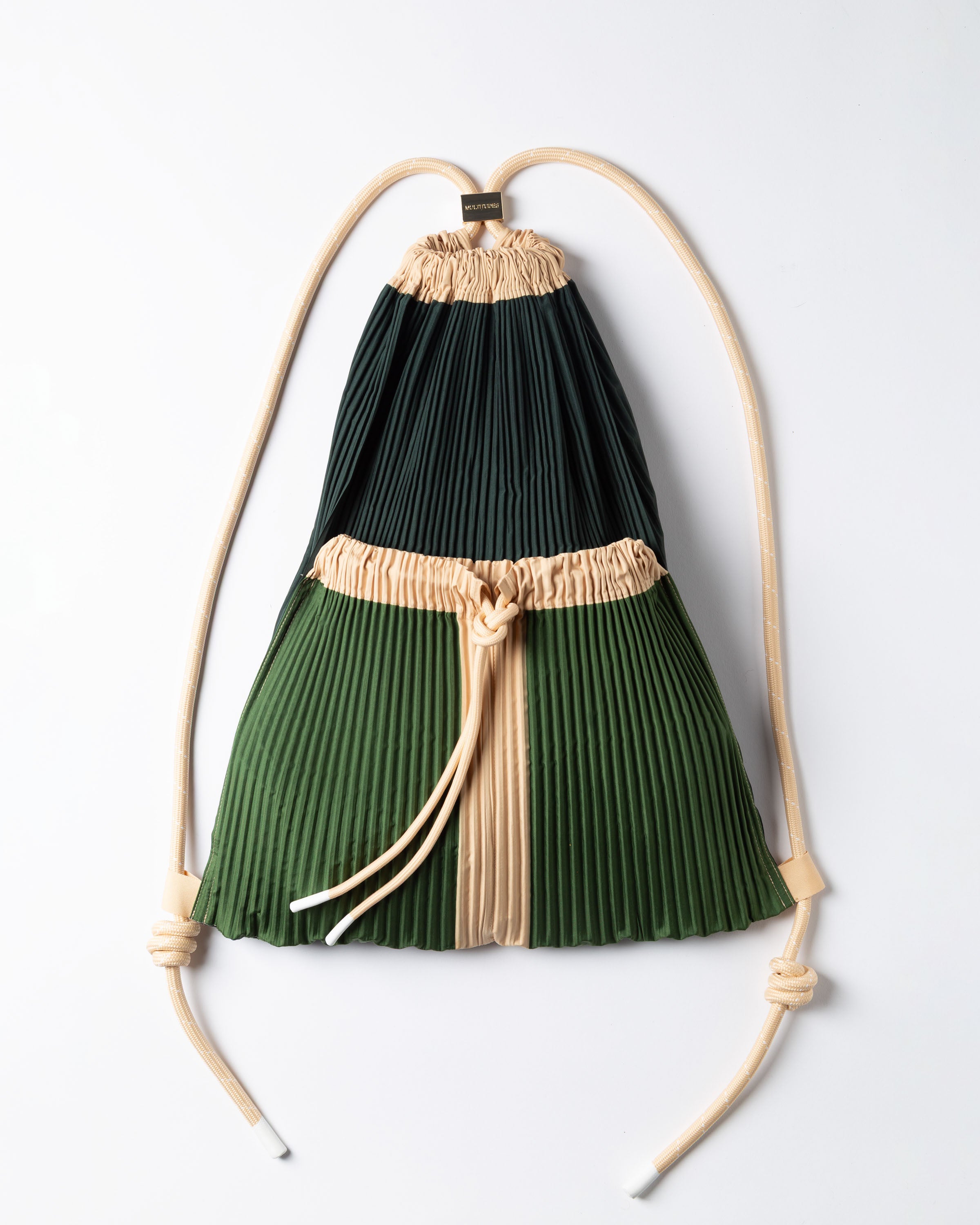 Zaino Cini plissettato in raso effetto seta verde Multitudes, zainetto di design compatto Made in Italy.