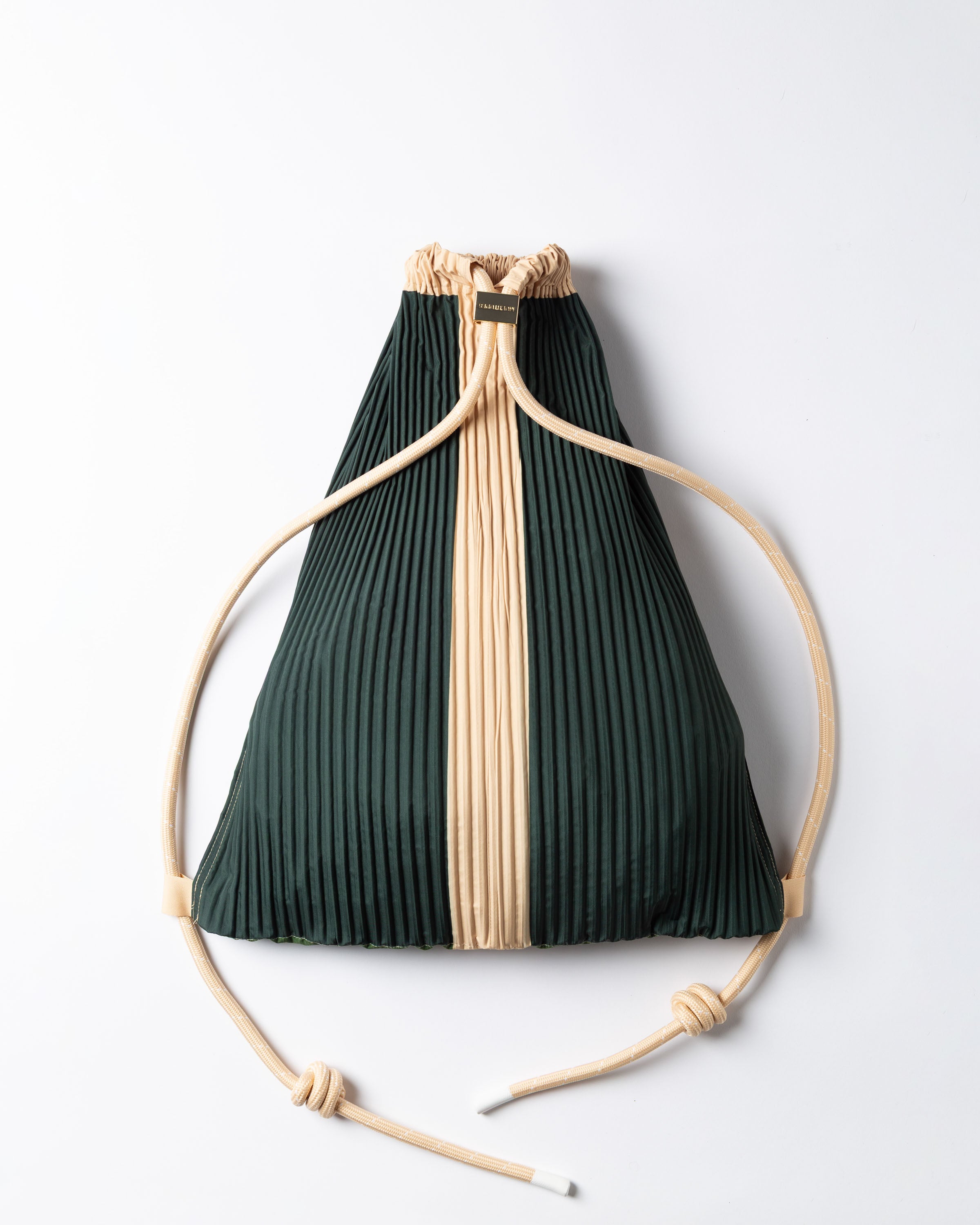 Zaino Cini plissettato in raso verde firmato Multitudes, borsa zainetto elegante da donna.