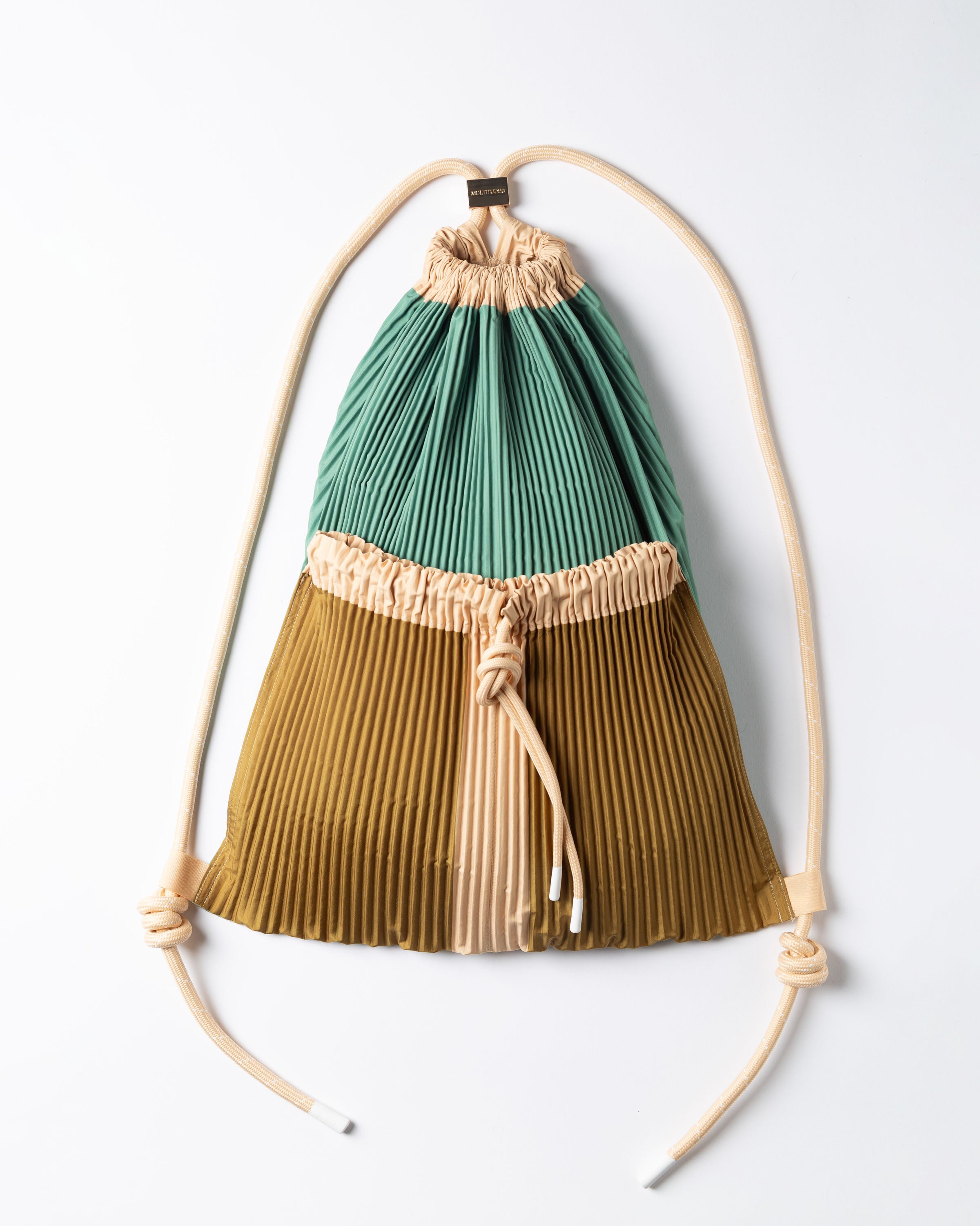 Zaino Gae plissettato in raso effetto seta biege e azzurro Multitudes, zainetto di design compatto Made in Italy.