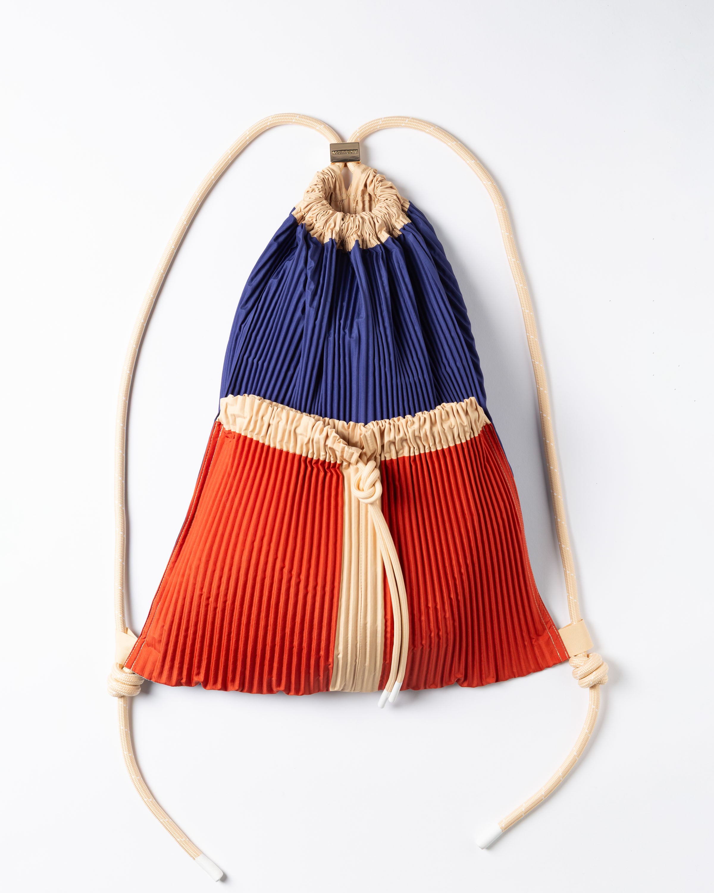 Zaino Rossana plissettato in raso effetto seta blu e arancione Multitudes, zainetto di design compatto Made in Italy.