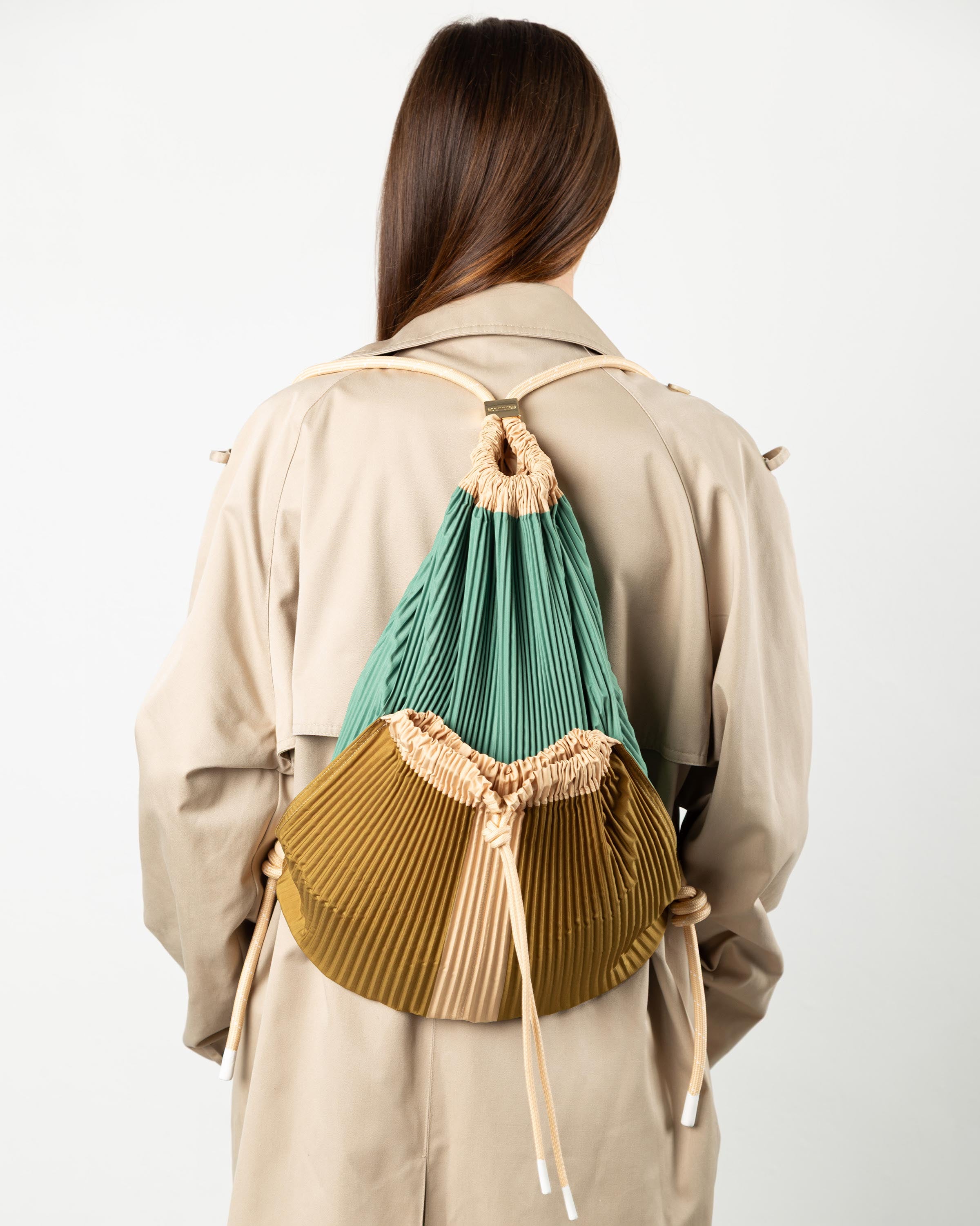 Zaino capiente di design Gae Multitudes in tessuto plissettato raso