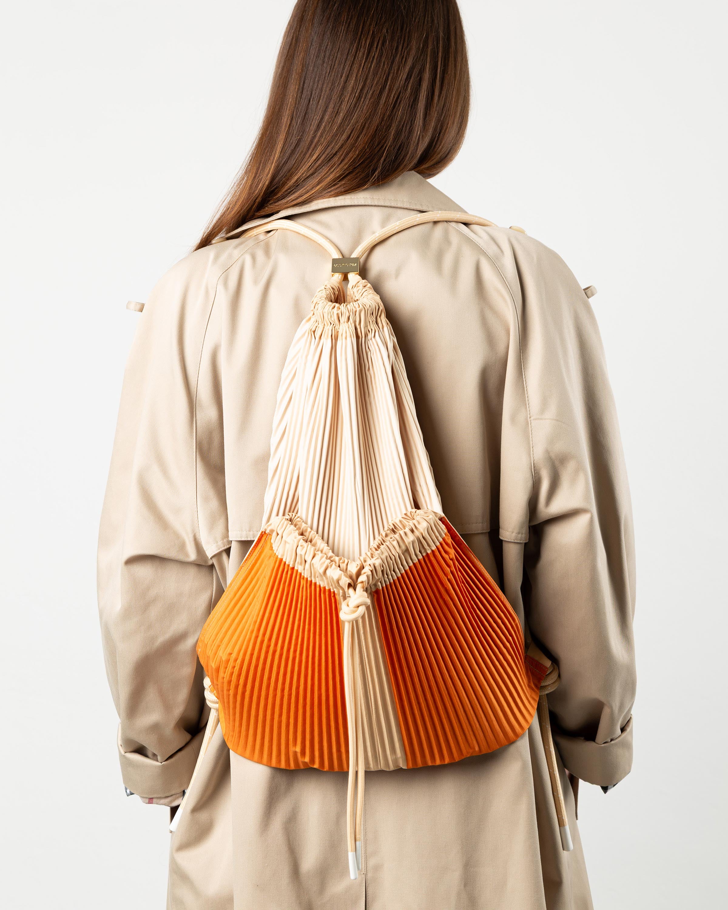 Zaino capiente di design Nanda Multitudes in tessuto plissettato raso