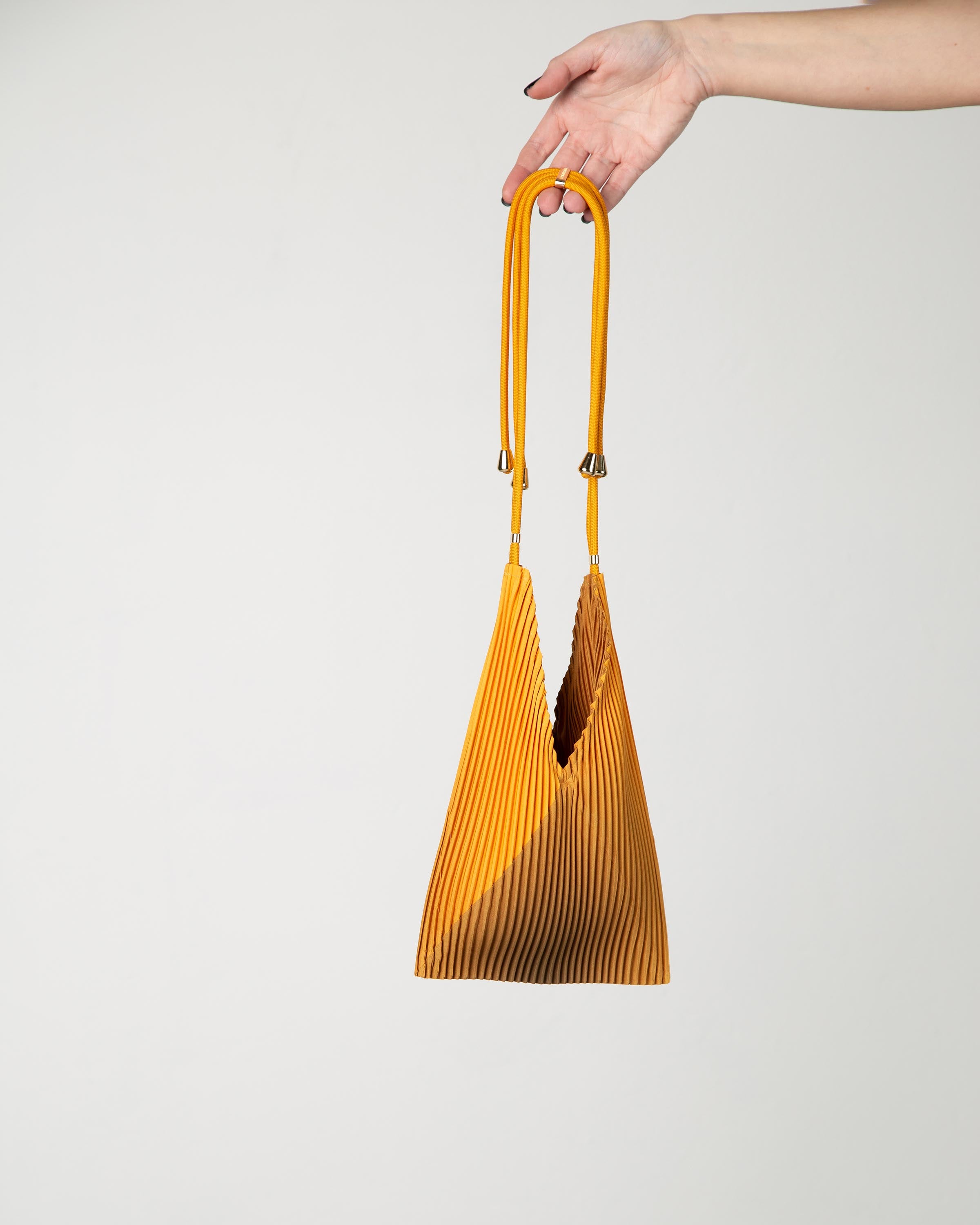 Baby bag artigianale a tracolla in raso plissettato effetto seta Multitudes, design Made in Italy.