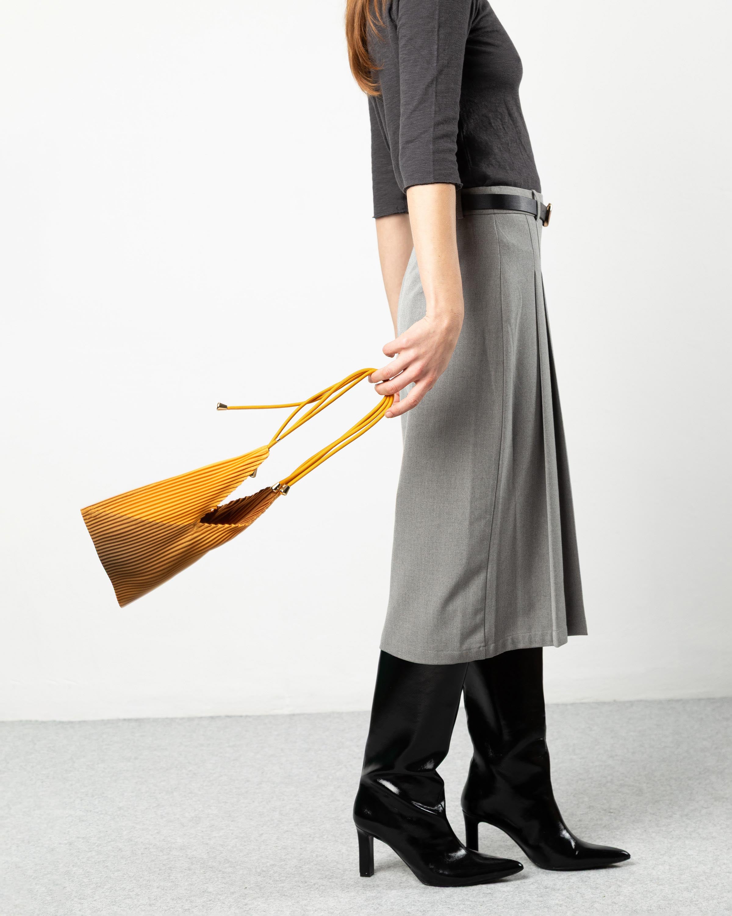 Dettaglio della trama plissettata in raso effetto seta della baby bag Artisan Gold Multitudes.