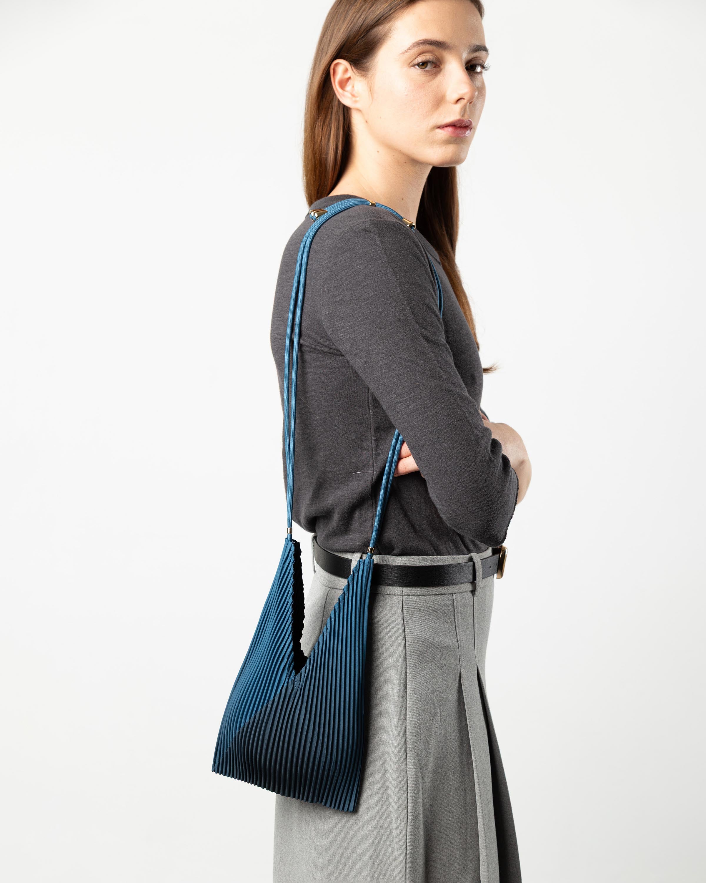Borsetta plissettata Moroccan Blue dimensioni 17 × 28 cm.