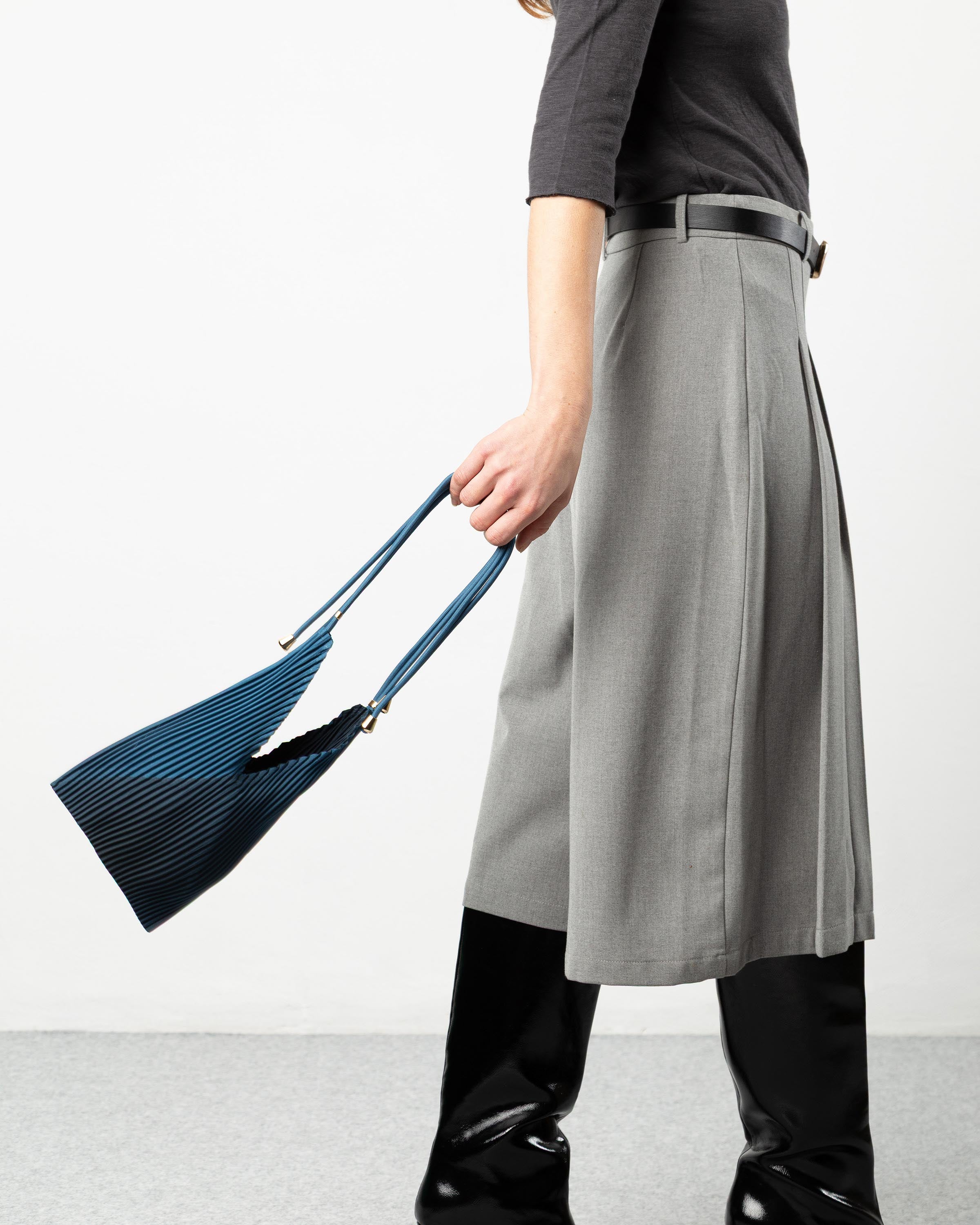 borsetta plissettata a tracolla baby bag Multitudes blu.