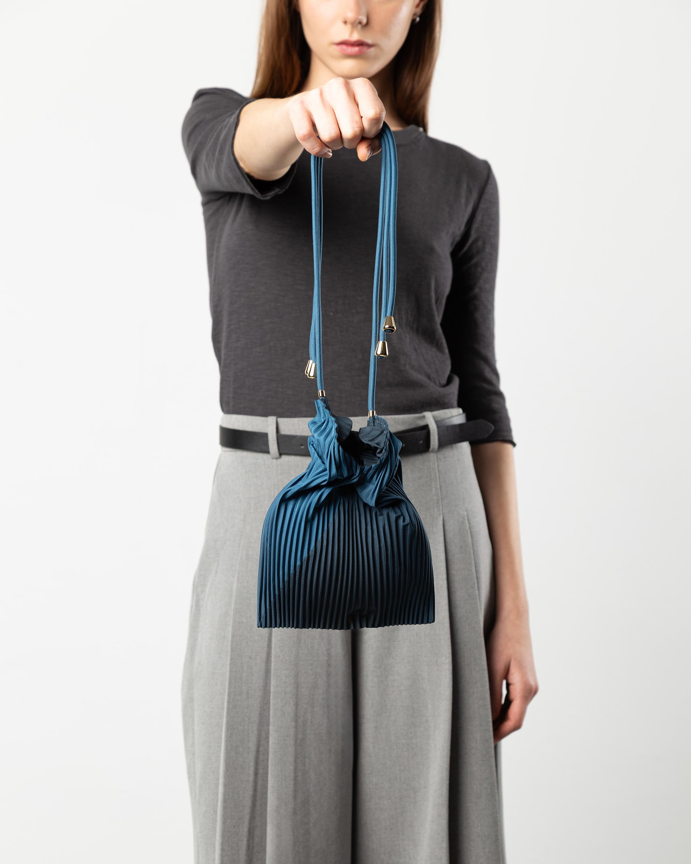 Baby bag a tracolla plissettata Maroccan Blue Multitudes, borsetta a tracolla di design in raso.
