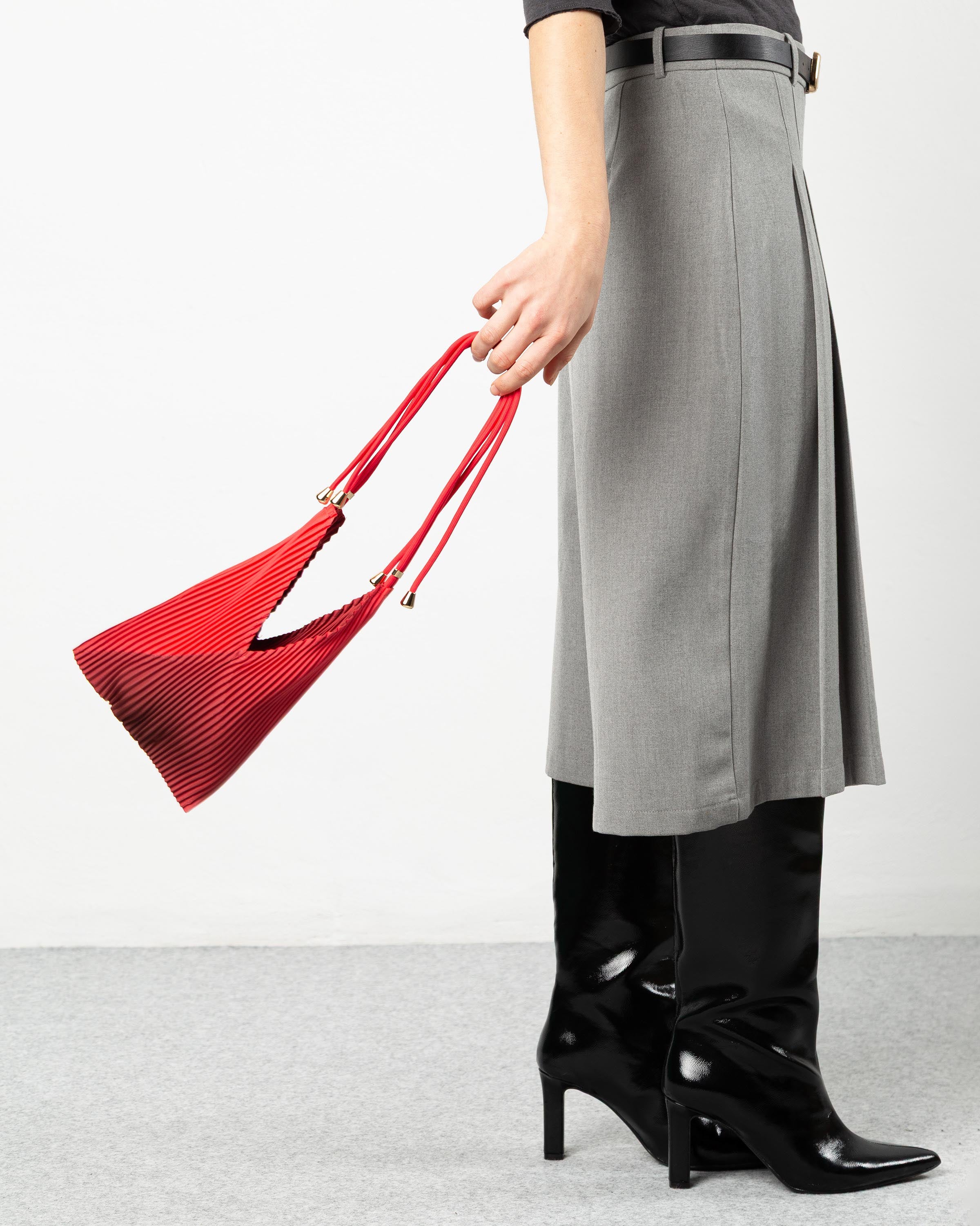 Mini bag rossa artigianale a tracolla in raso plissettato effetto seta Multitudes, design Made in Italy.
