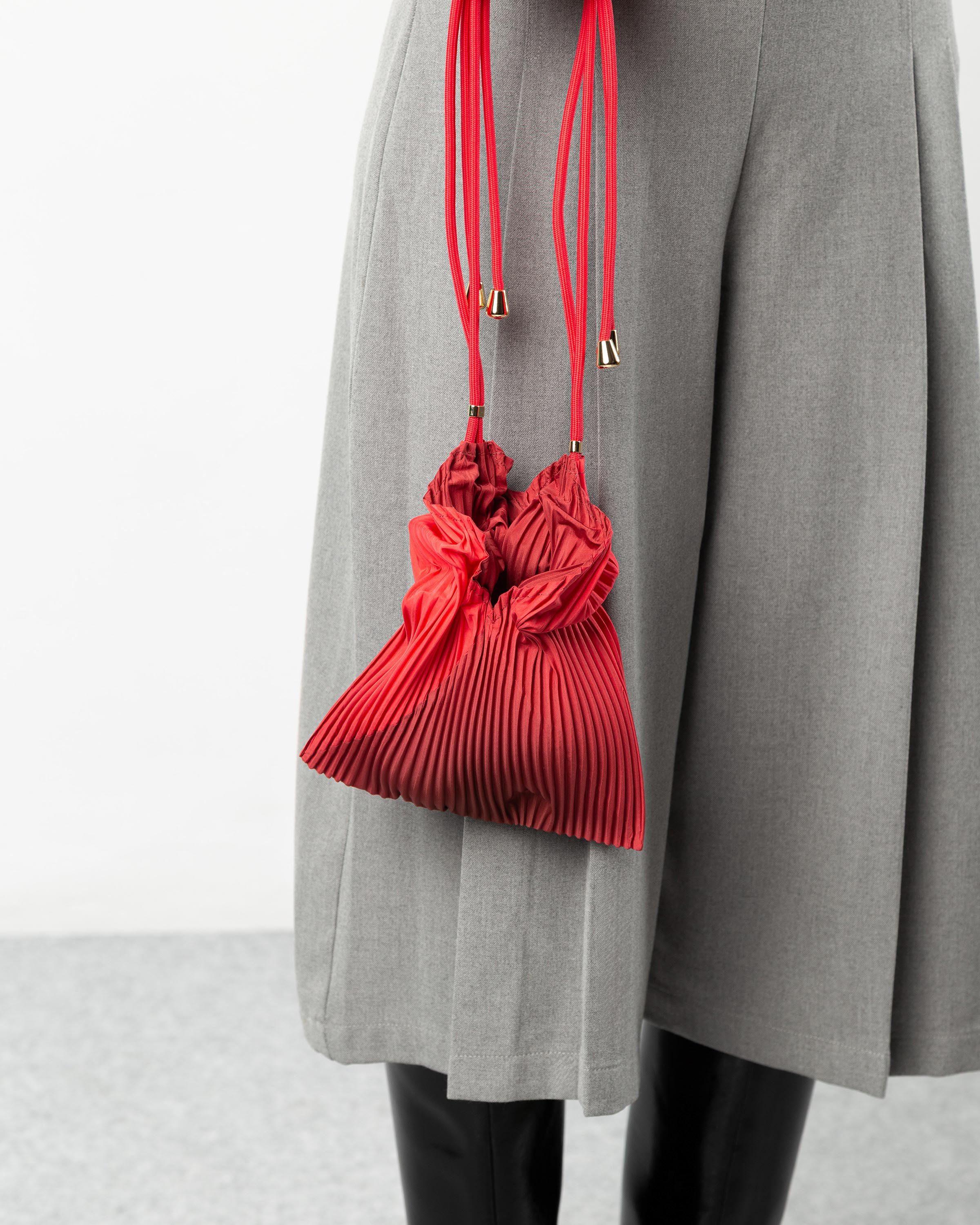 Mini bag artigianale a tracolla in raso plissettato effetto seta Multitudes, design Made in Italy.