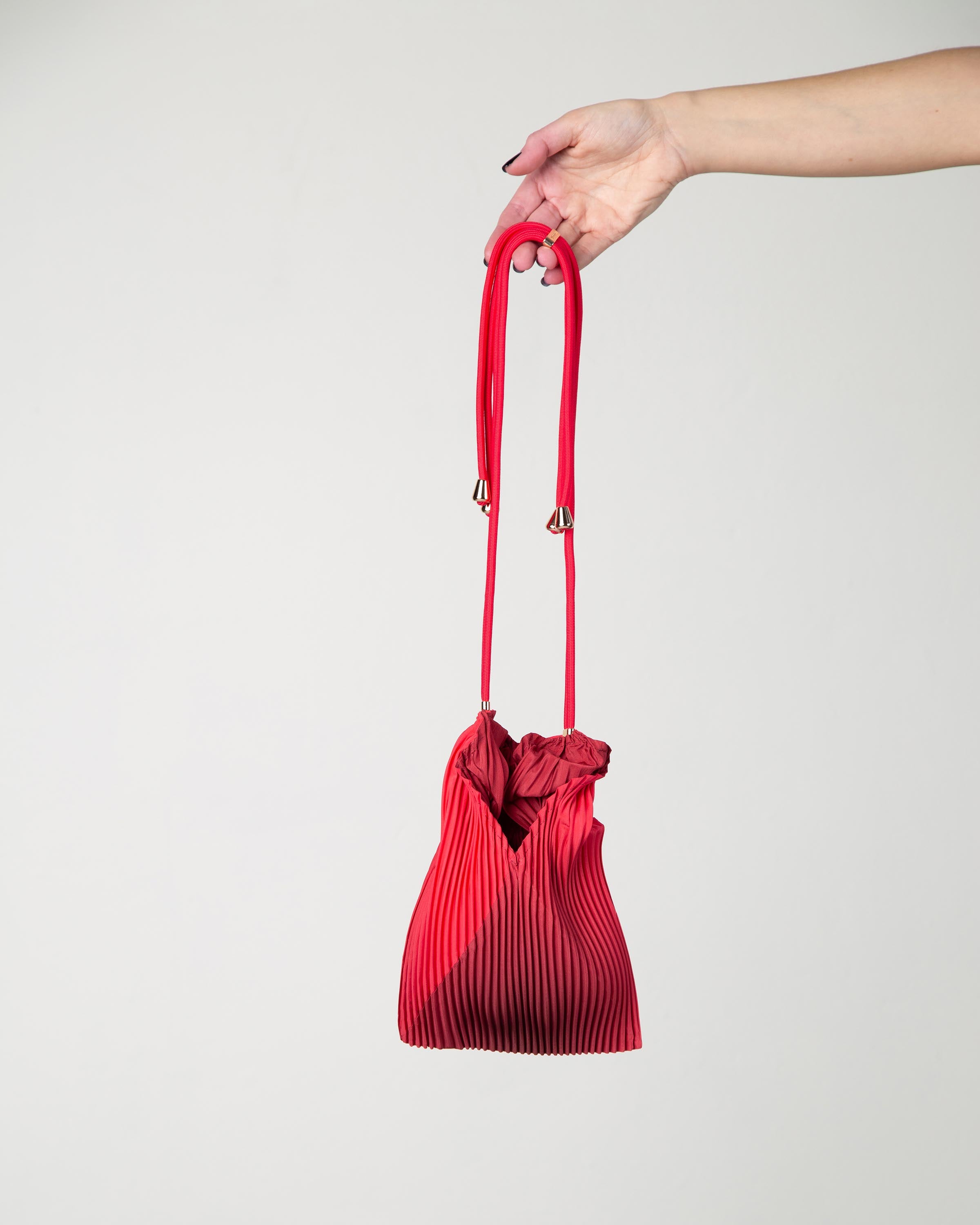 Mini bag artigianale a tracolla in raso plissettato. 