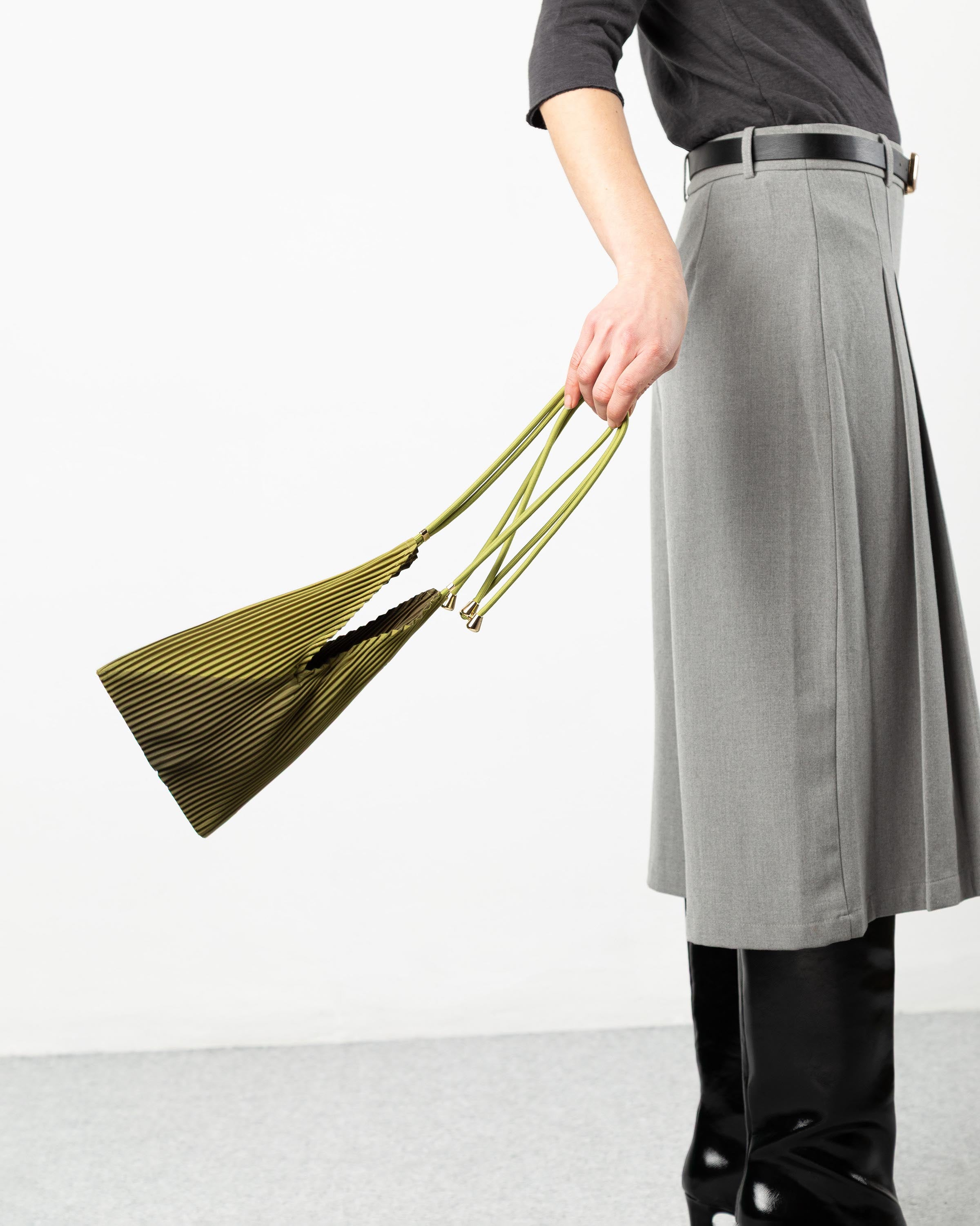 Baby bag verde artigianale a tracolla in raso plissettato effetto seta Multitudes, design Made in Italy.