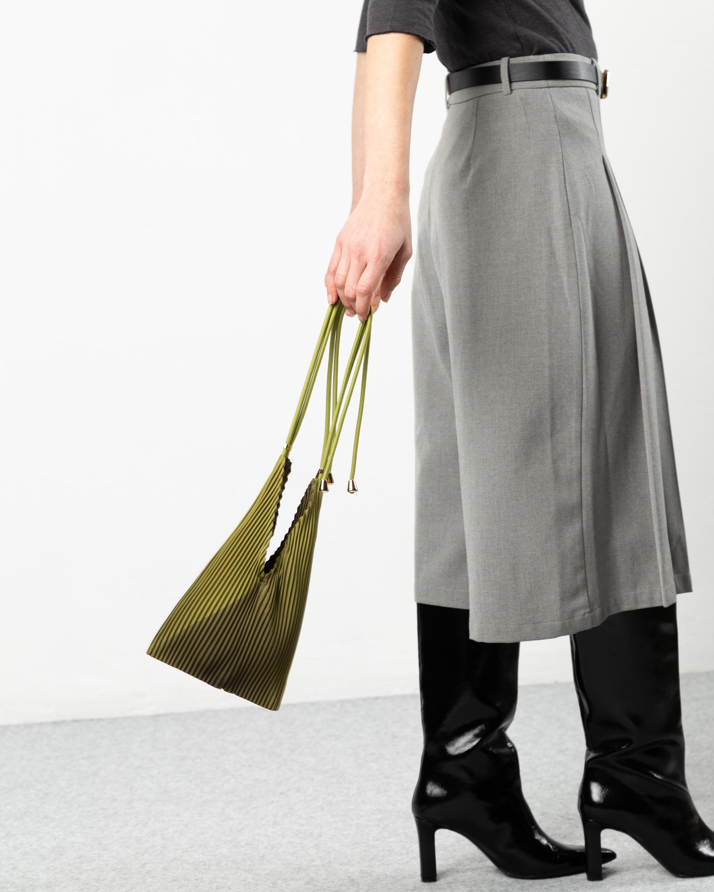 Baby bag artigianale a tracolla in raso plissettato effetto seta Multitudes, design Made in Italy.