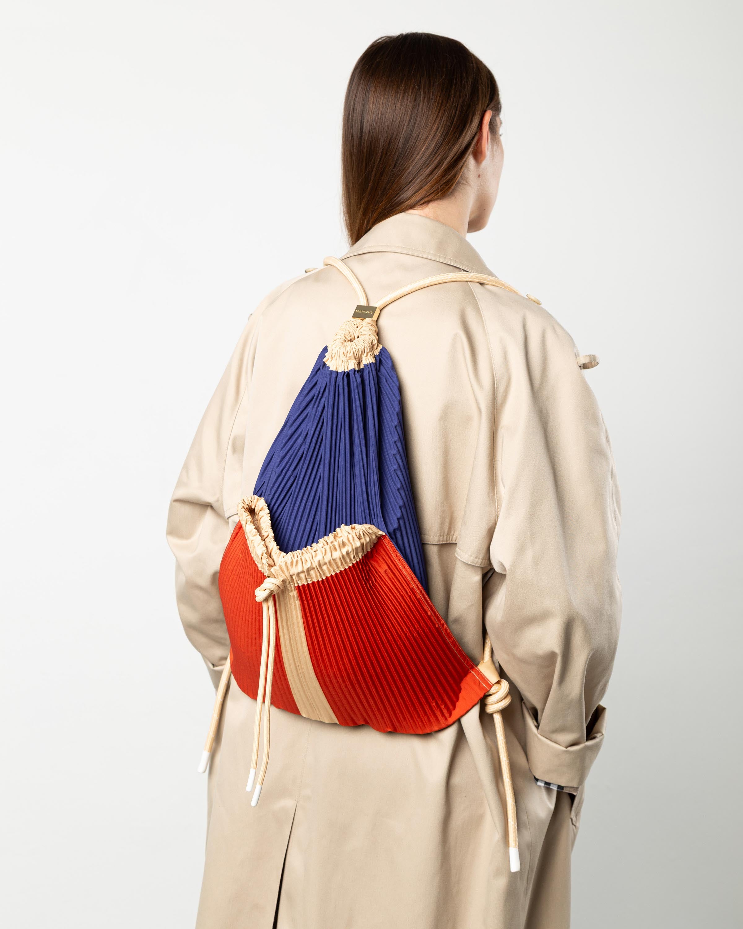 zaino capiente di design Rossana Multitudes in tessuto plissettato raso