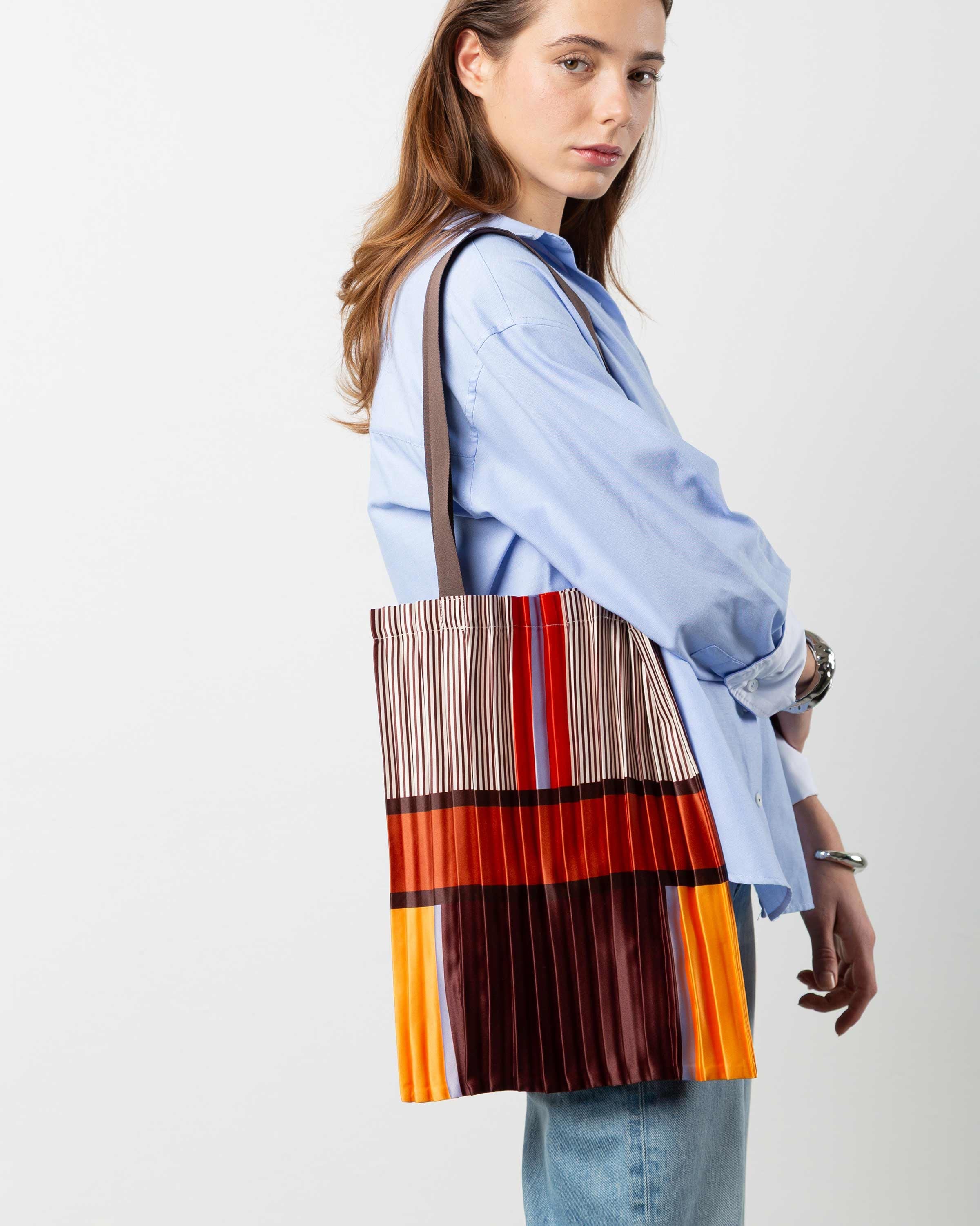 Tote bag Bagheria di Multitudes indossata. 