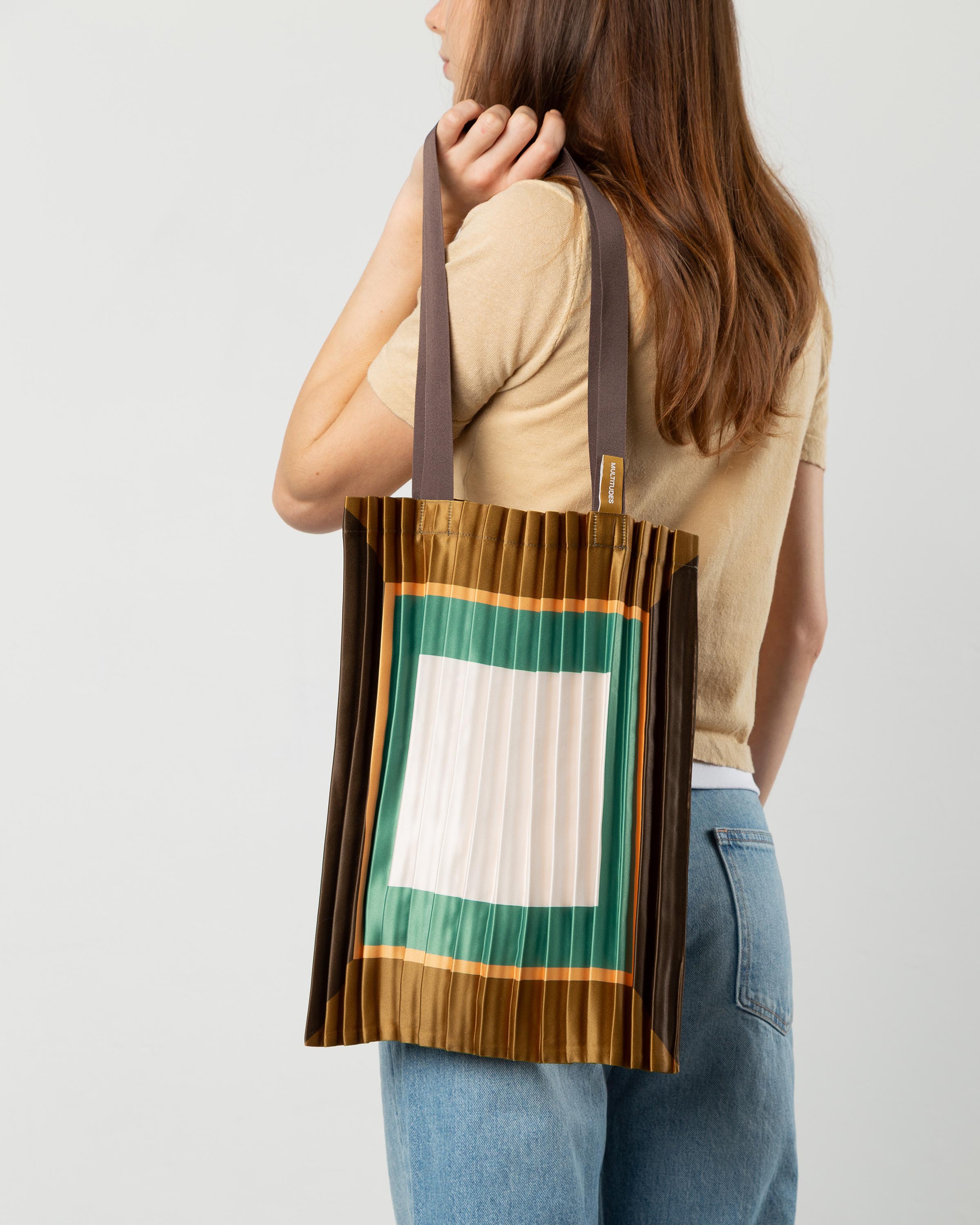 Tote bag Cefalù di Multitudes indossata.