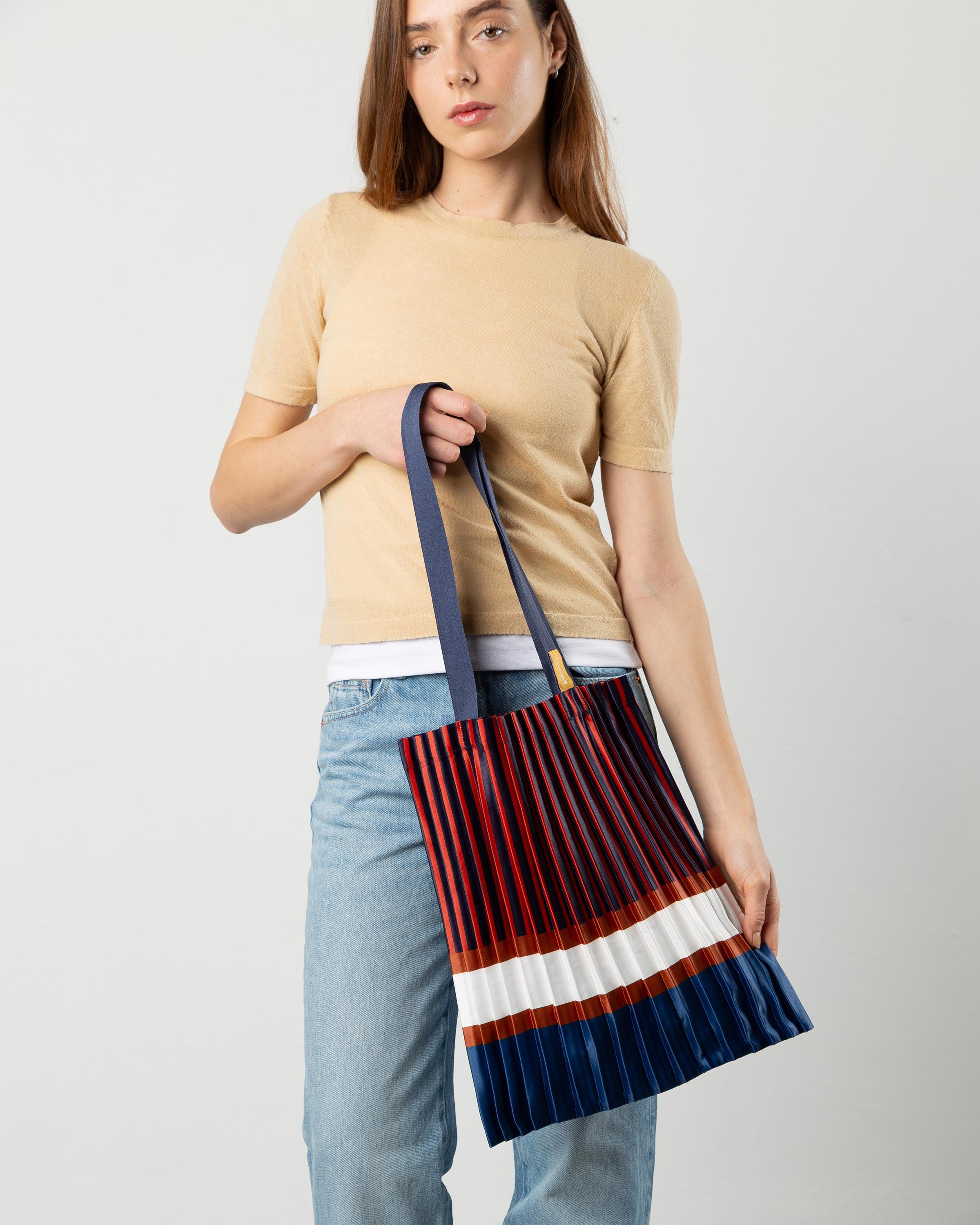 Tote bag in tessuto Chiavari di Multitudes. Colore blu, rame e bianco.
