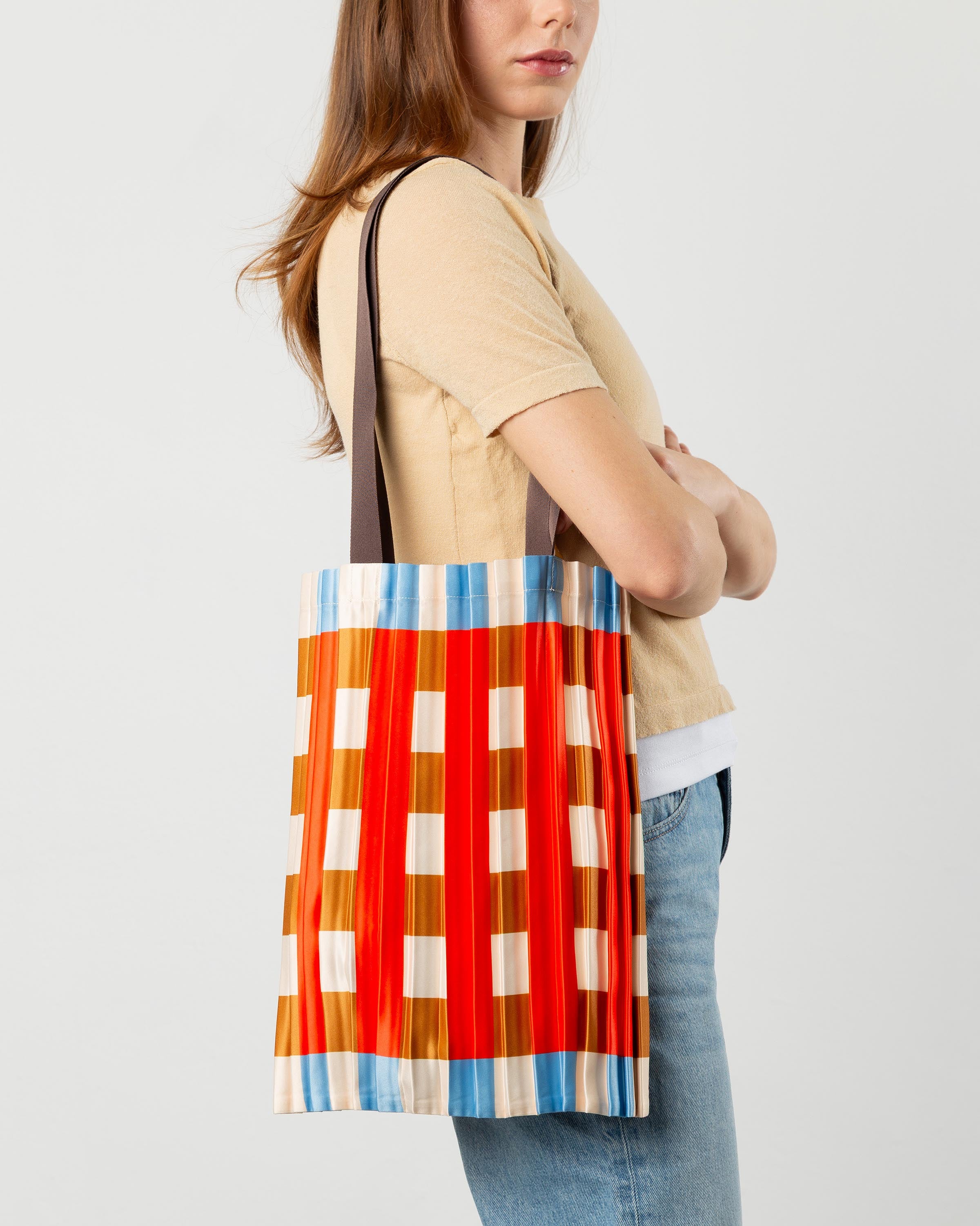 Tote bag plissettata in raso Marsala, dimensioni 40 x 48 cm.