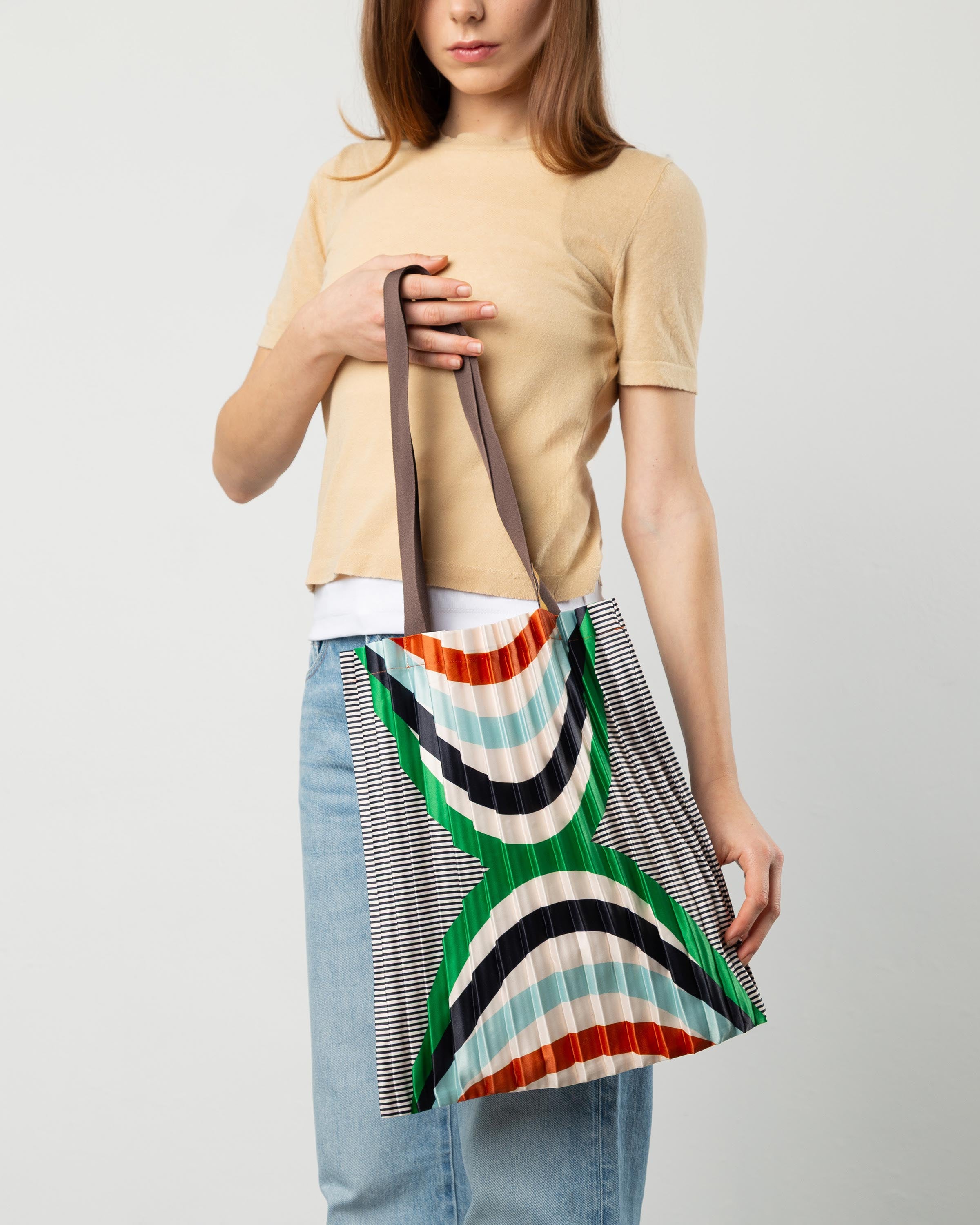 Tote bag Naxos di Multitudes indossata. 
