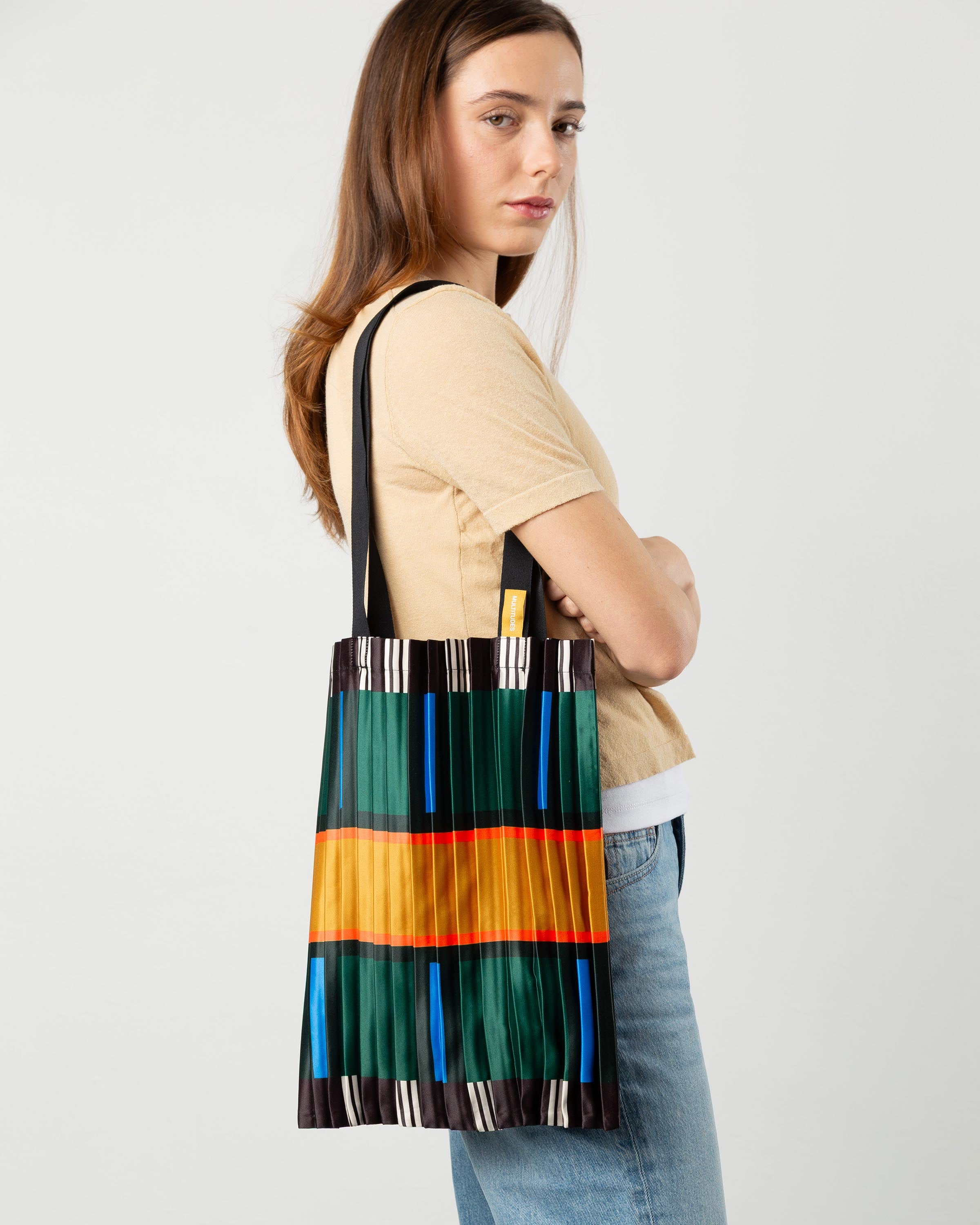 Tote bag in tessuto Orosei di Multitudes indossata.