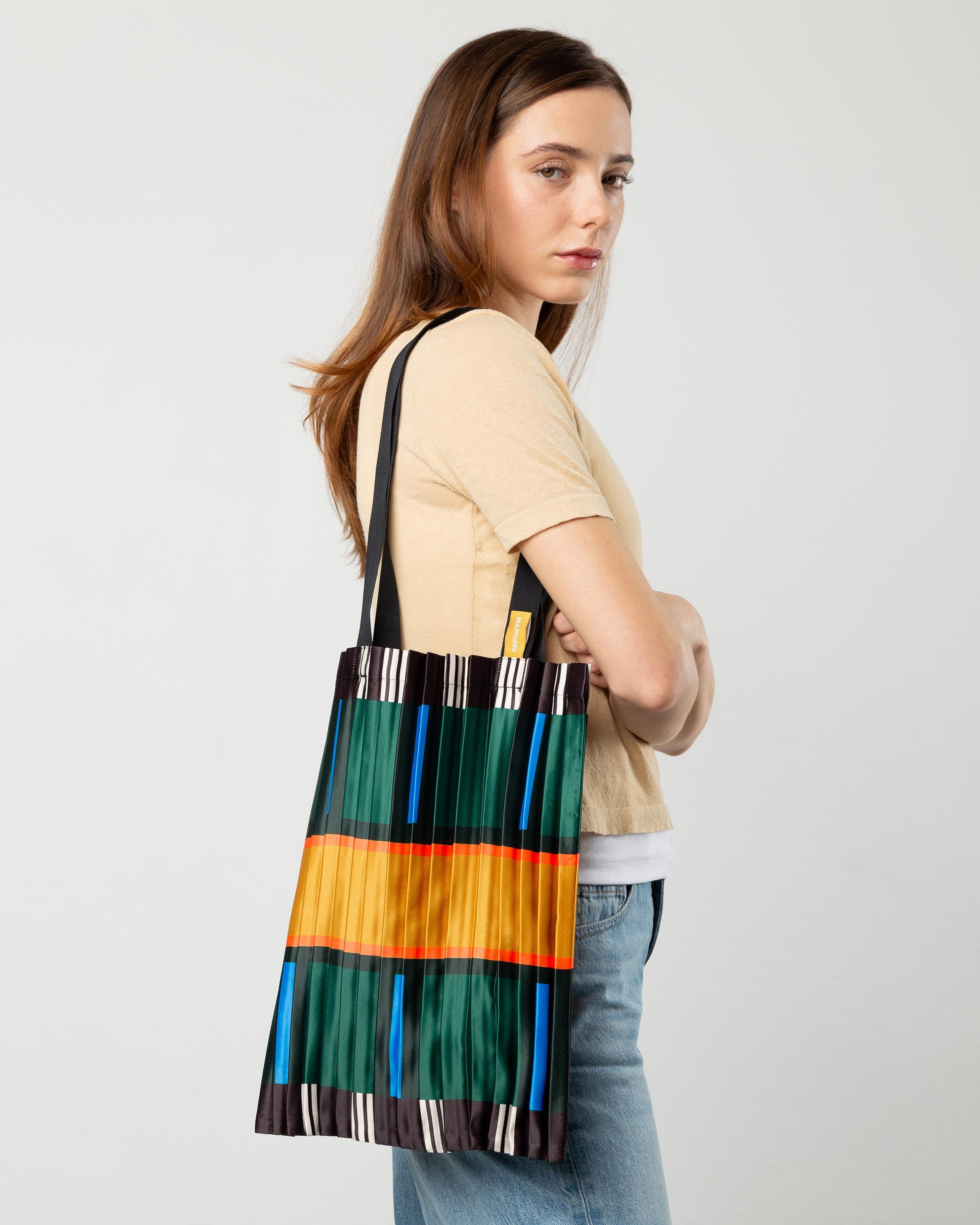 Tote bag in tessuto Orosei di Multitudes. Colore verde e arancione con manici lunghi.
