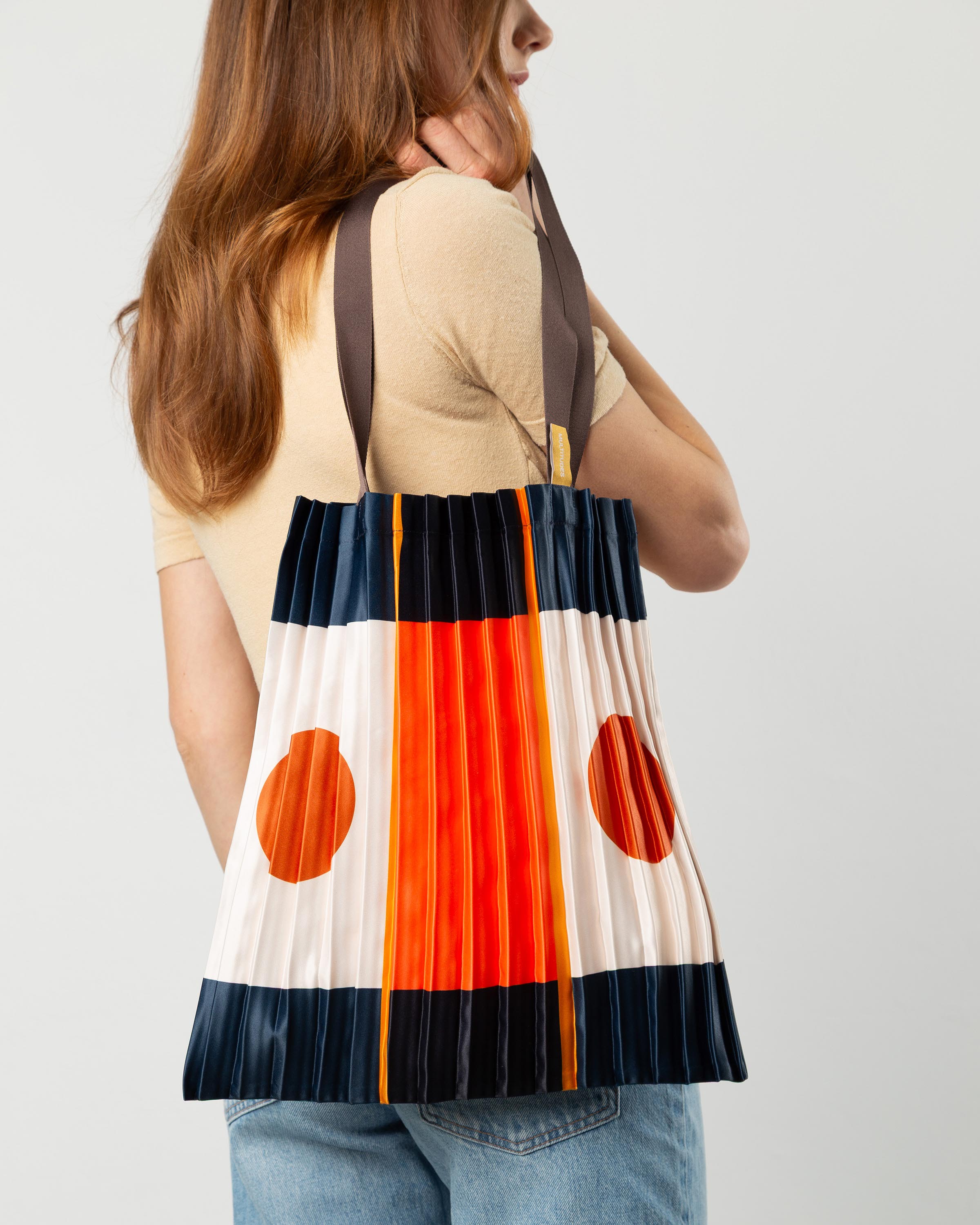 Pozzallo, la tote bag plissettata firmata Multitudes in tessuto effetto seta. 