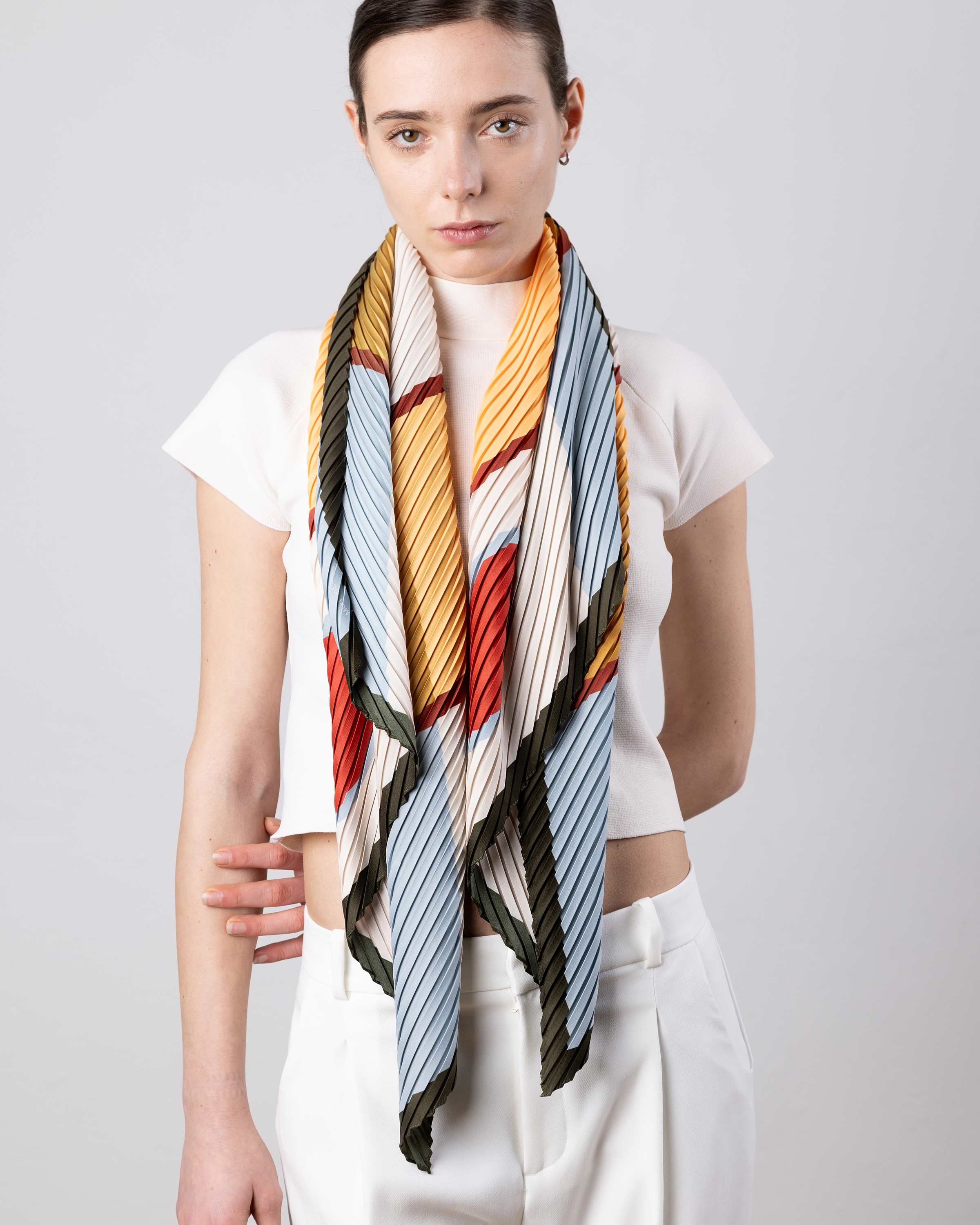 Accessorio di design Multitudes: sciarpa plissettata bicolore avio e zafferano Afrodite.