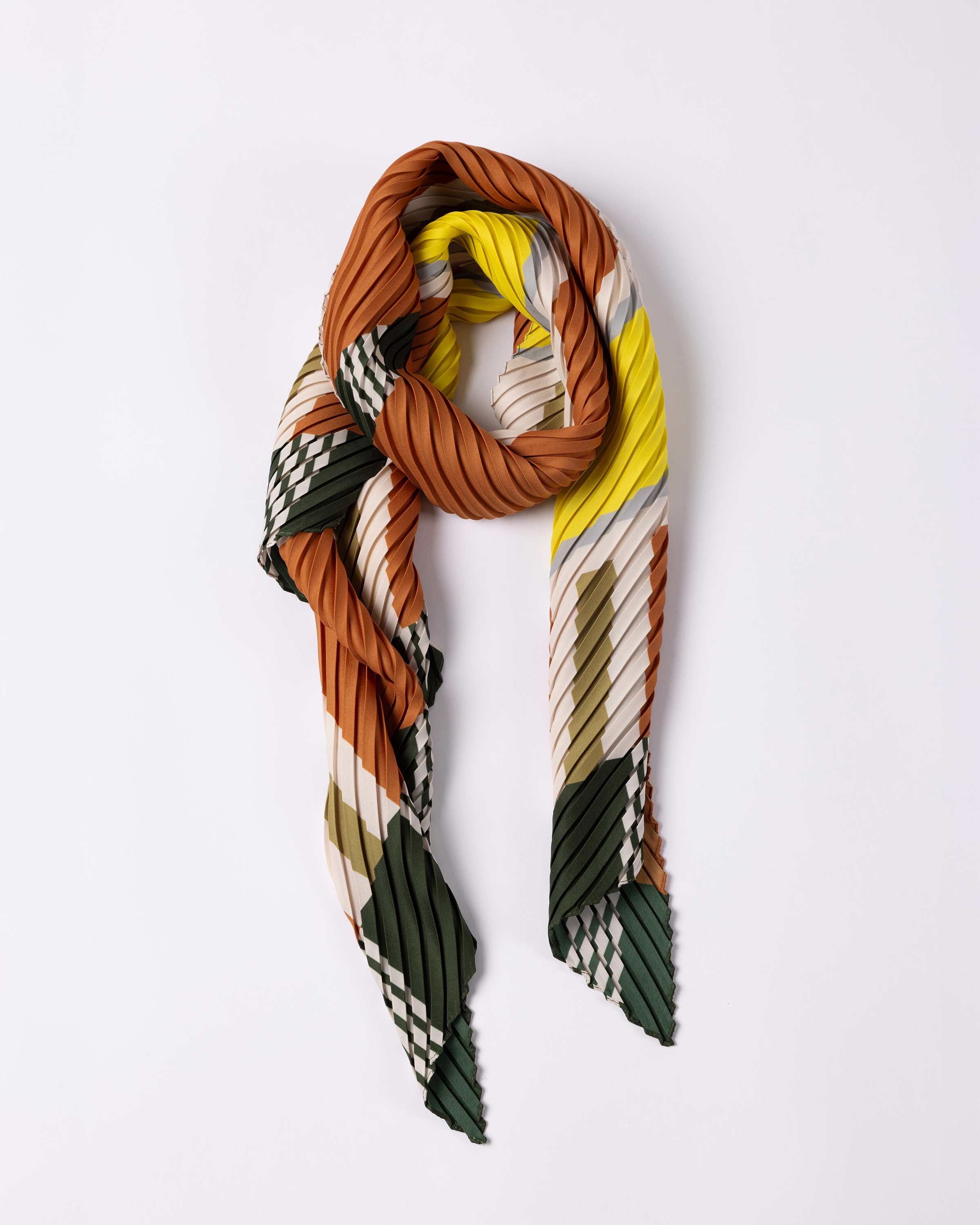 Sciarpa plissettata Selene di Multitudes color beige e bronzo.