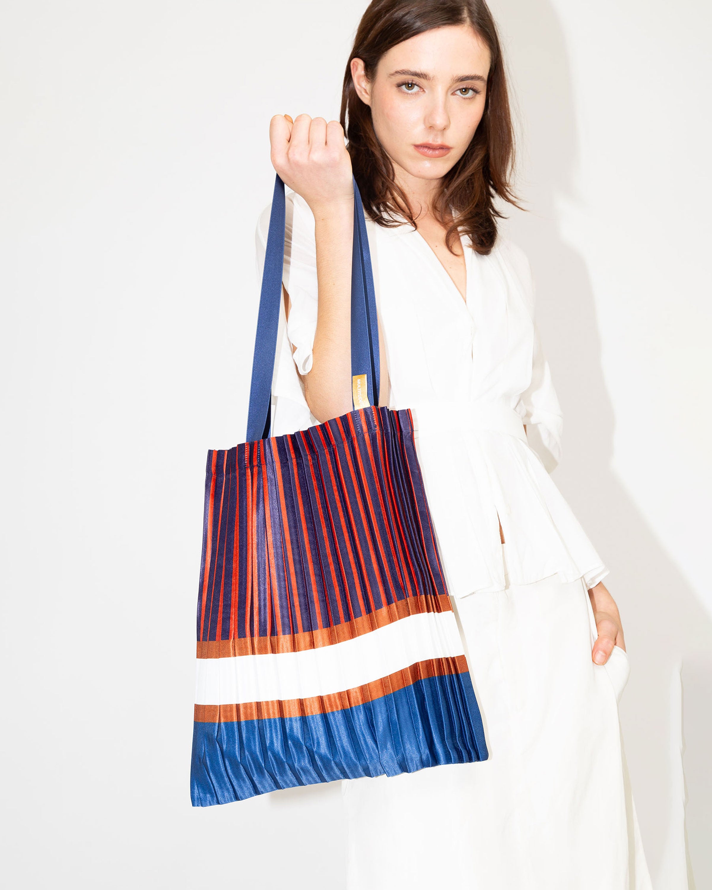 Tote bag plissettata in raso Chiavari, dimensioni 40 x 48 cm.