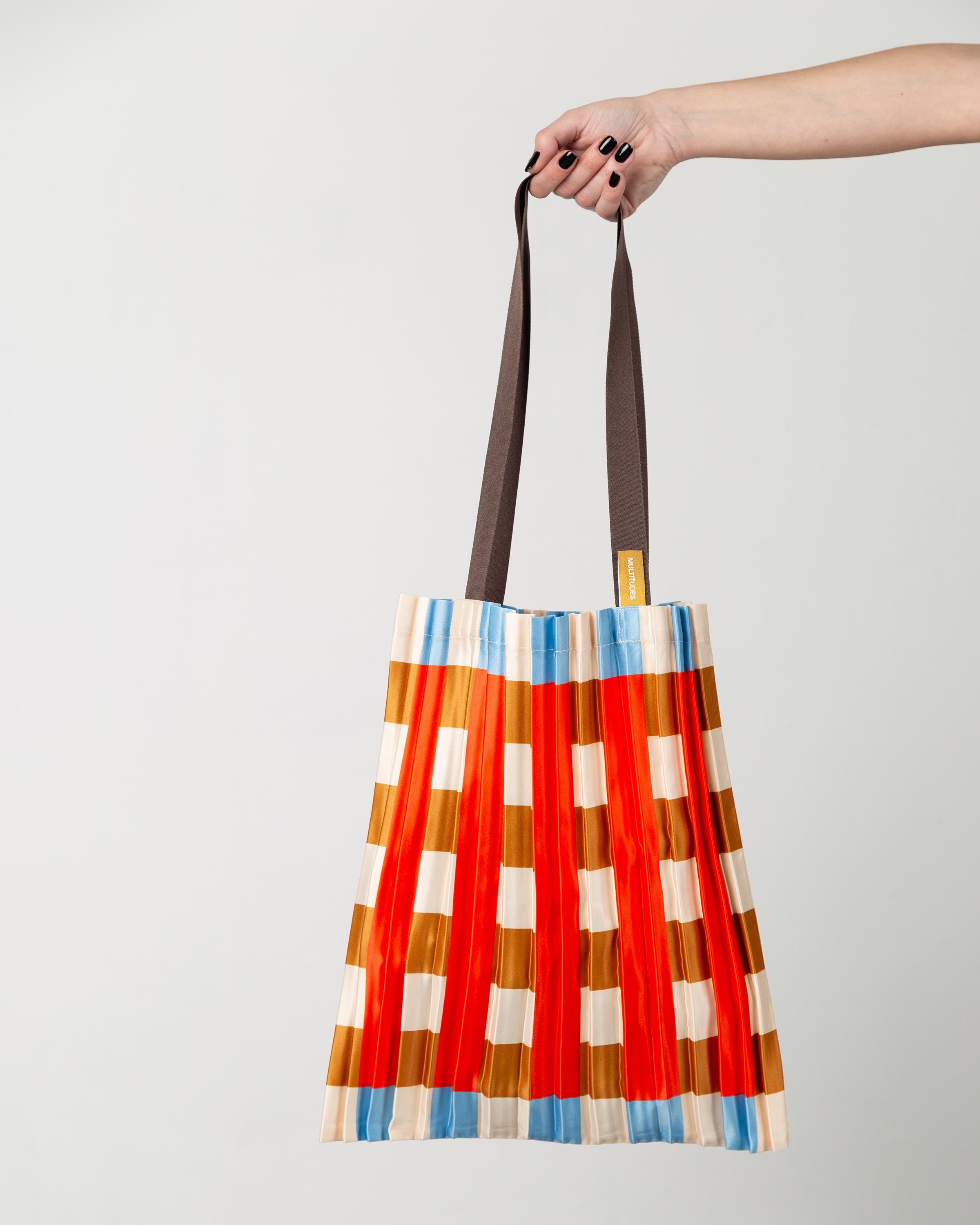 Tote bag plissettata in raso Marsala, Multitudes.