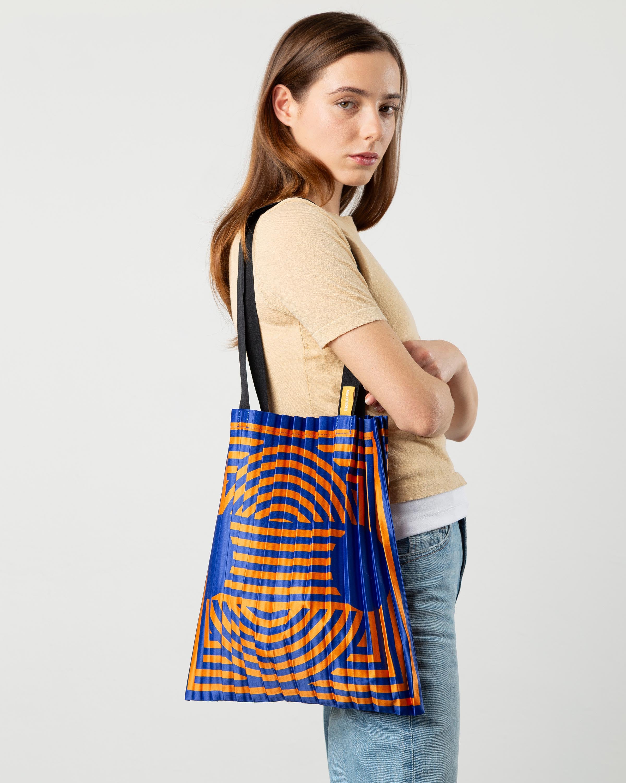 Tote bag plissettata in raso effetto seta firmata Multitudes.