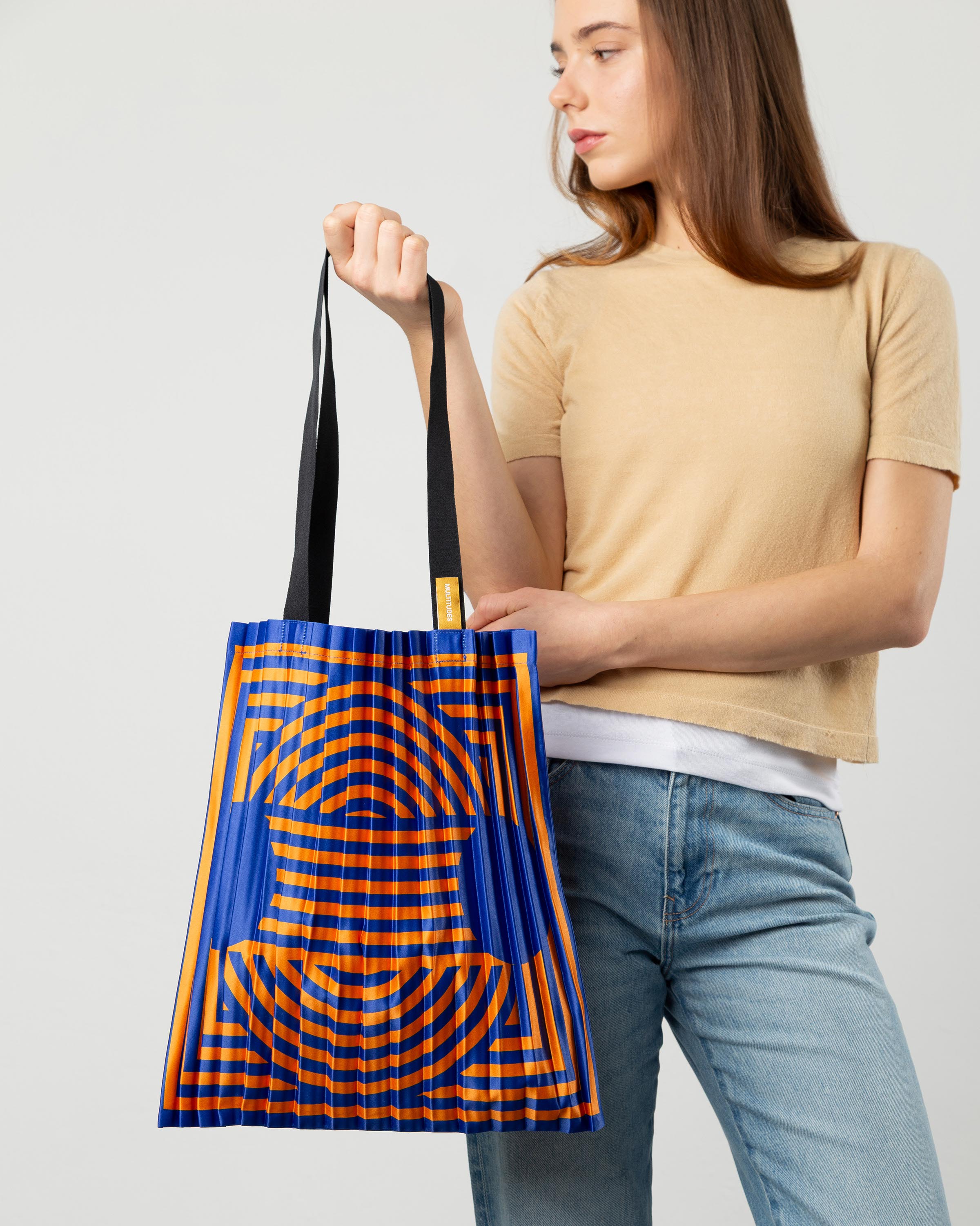 Tote bag plissettata Marzamemi blu e arancione.