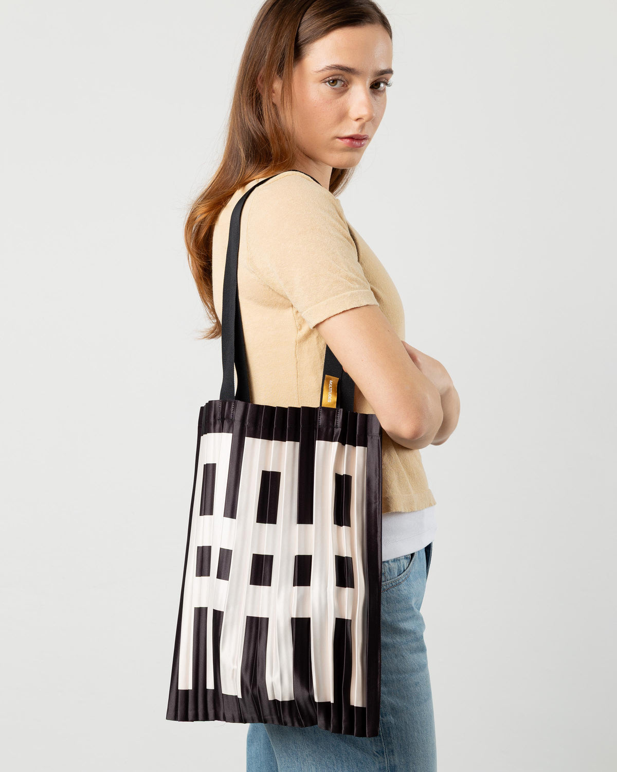 Tote bag plissettata in raso Mondello, Multitudes. Colore bianco e nero. 