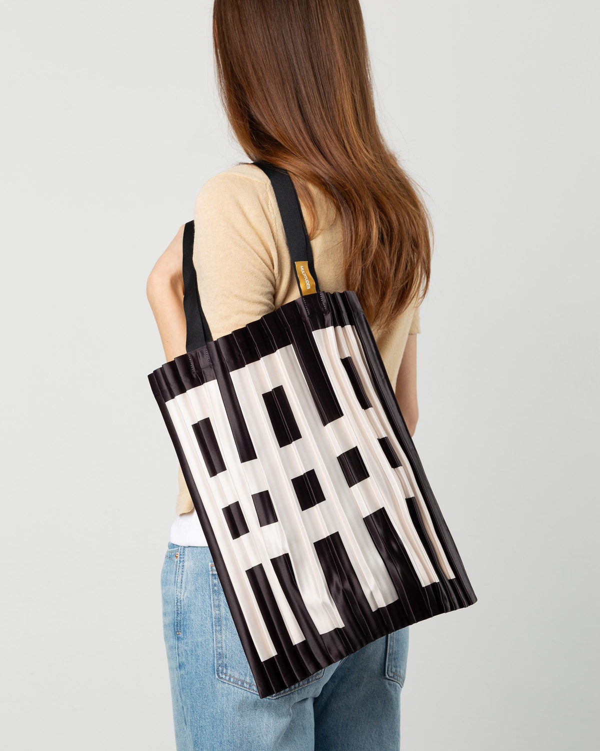 Borsa plissettata Multitudes bianca e nera in raso effetto seta