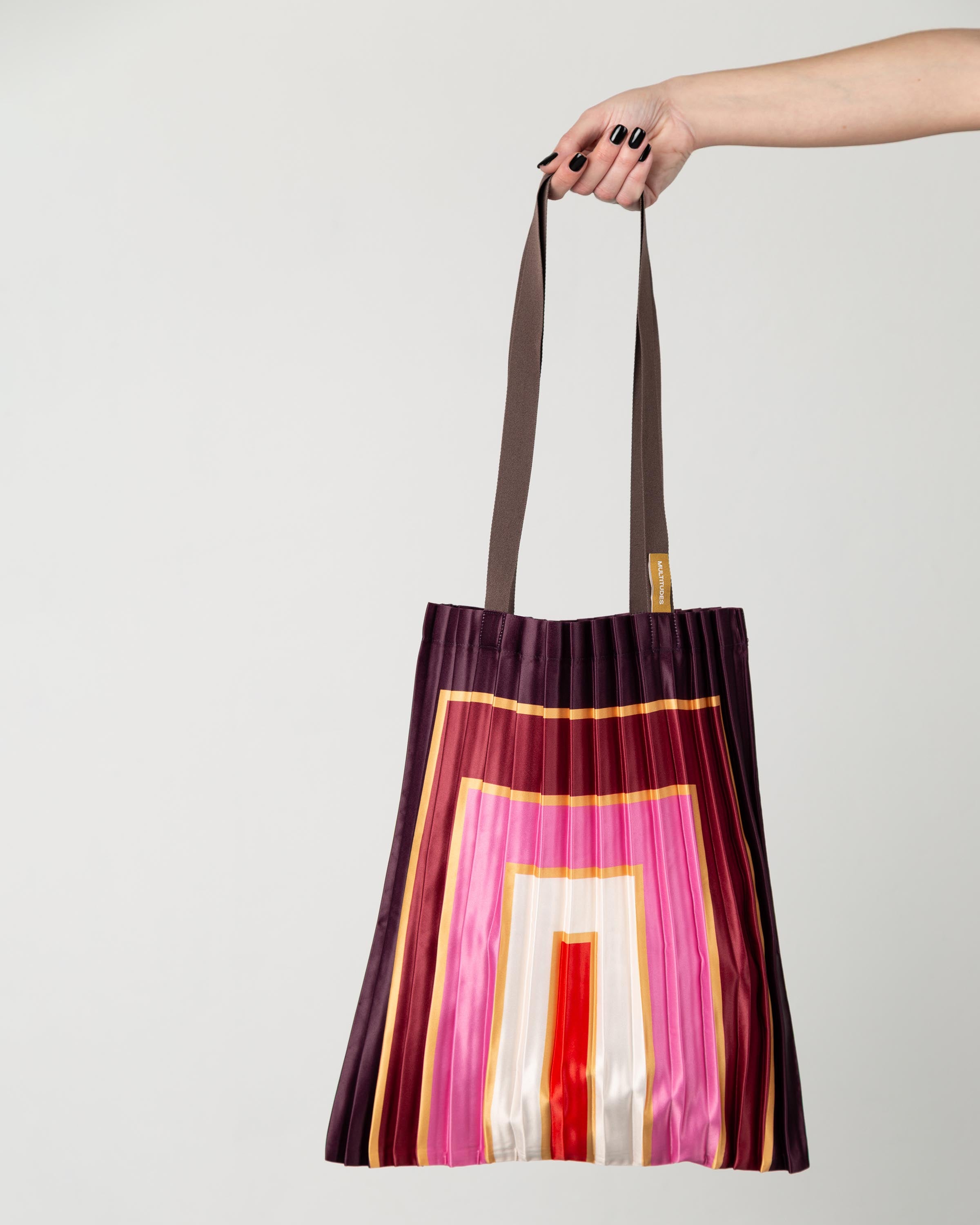 Capiente borsa tote bag di design in tessuto plissettato raso effetto seta firmata Multitudes, moda Made in Italy.
