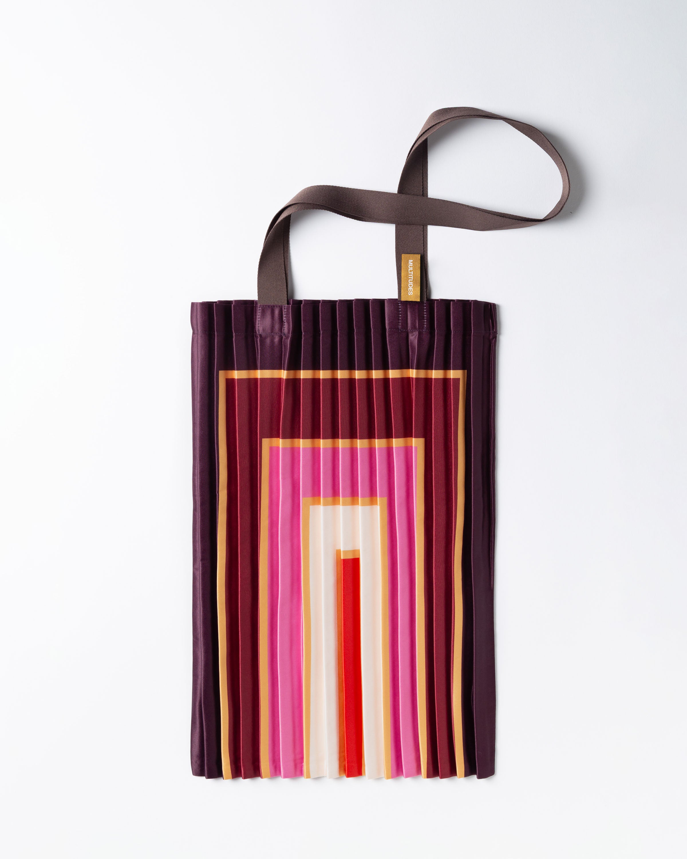 Borsa tote bag plissettata in raso effetto seta borgogna Multitudes, accessorio di design Made in Italy.