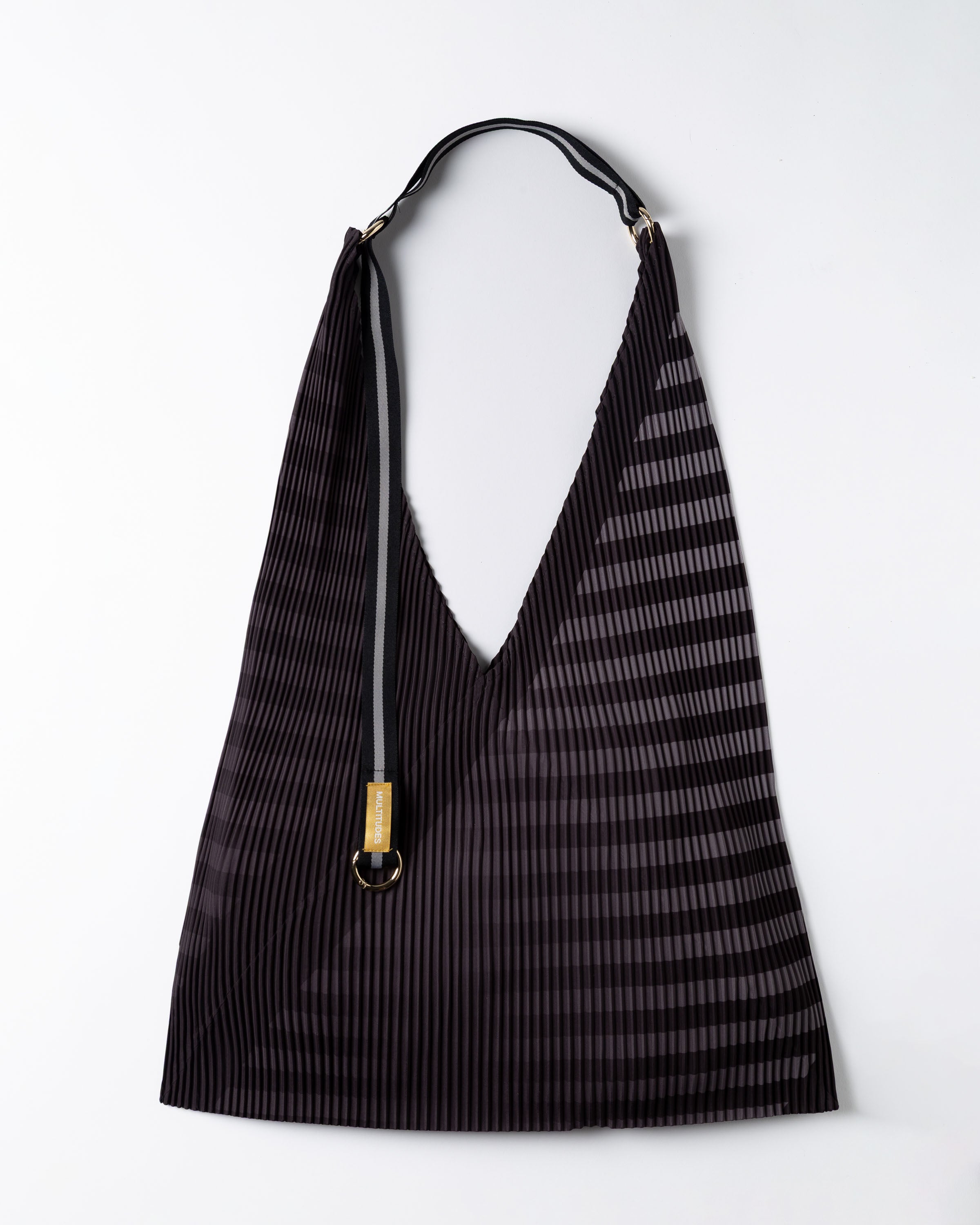 Y bag Claudia Black di Multitudes, borsa plissettata nera.