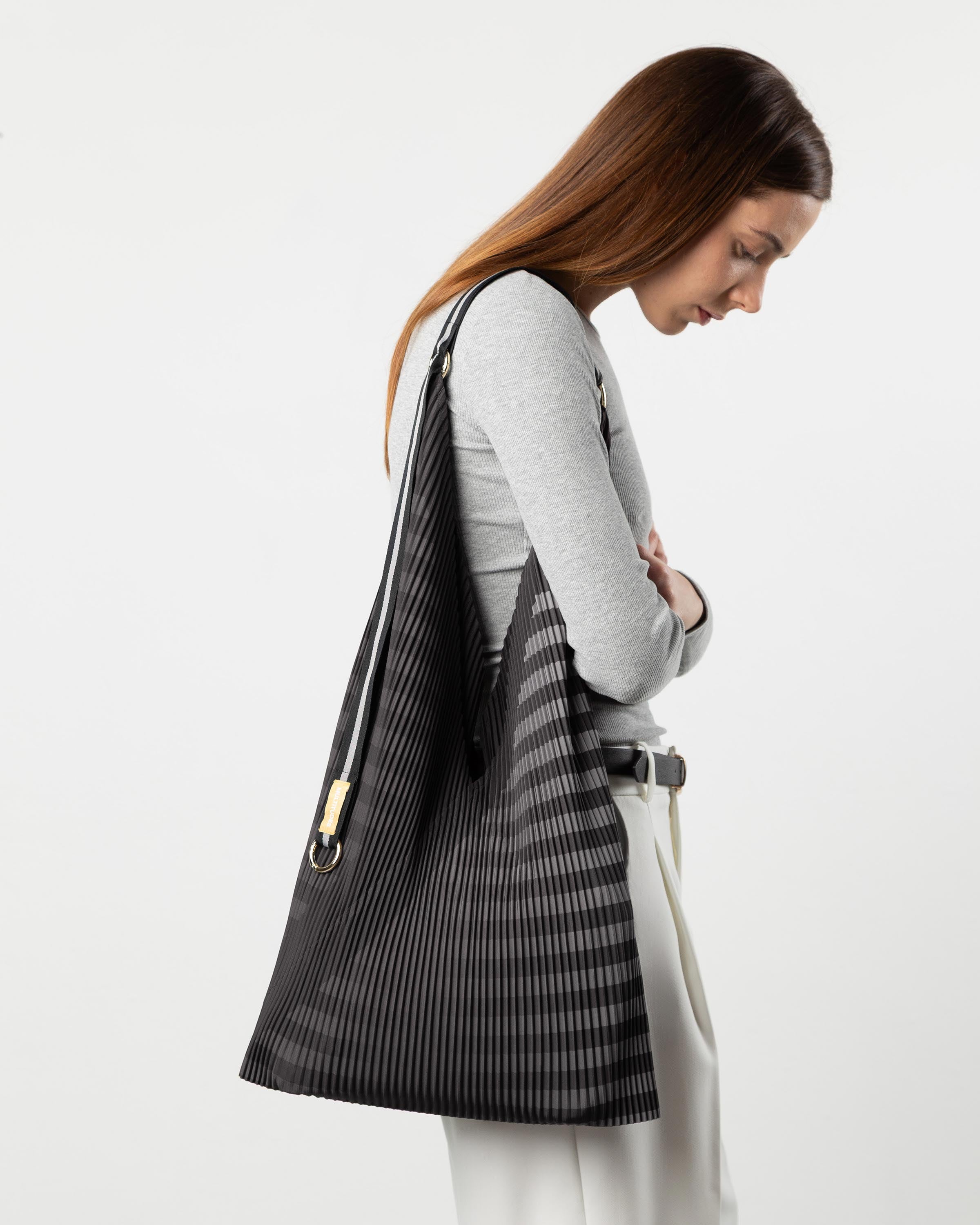 Borsa Claudia Black di Multitudes indossata a spalla.