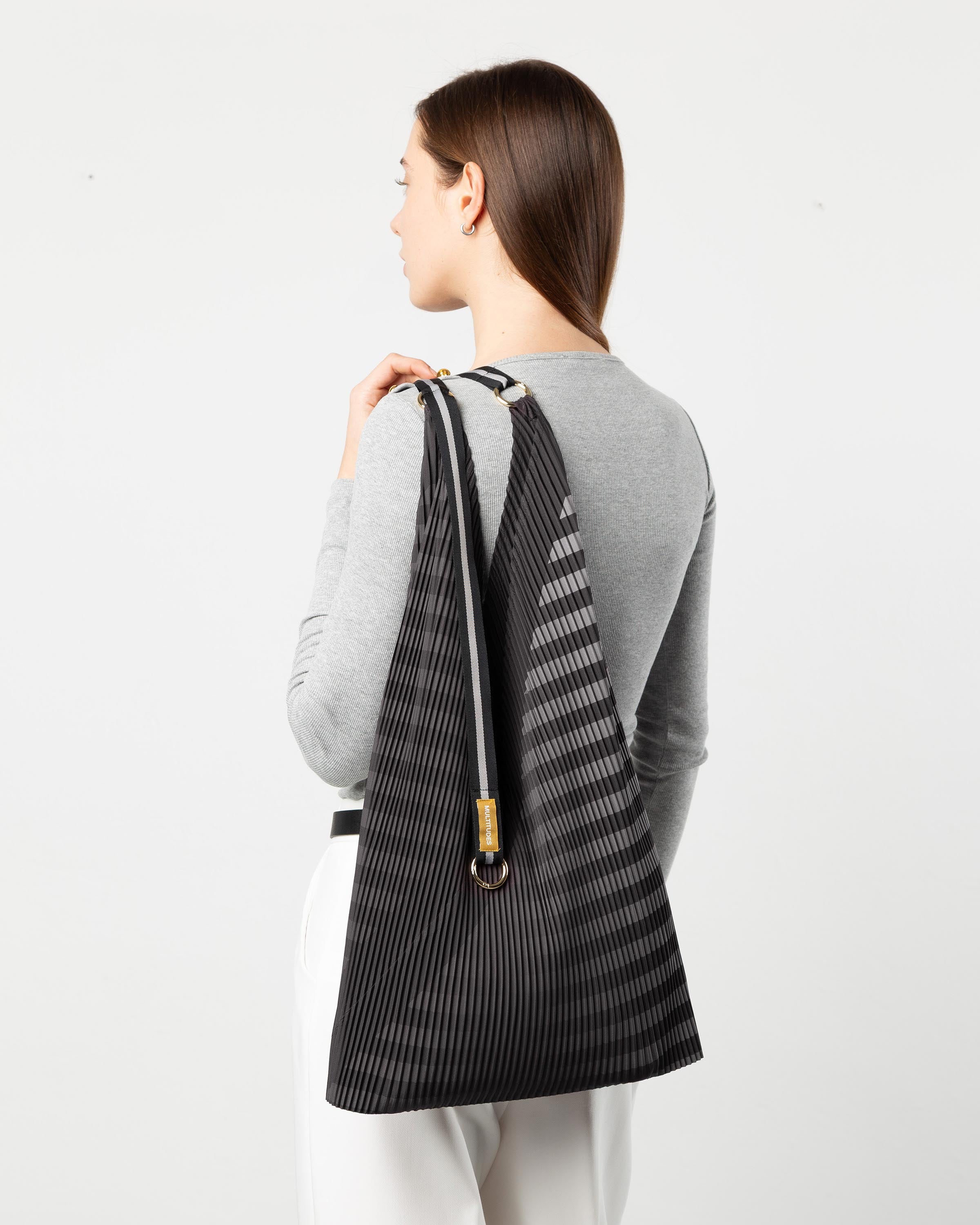 Borsa modello Claudia Black con caratteristica lavorazione a pieghe e design geometrico. 