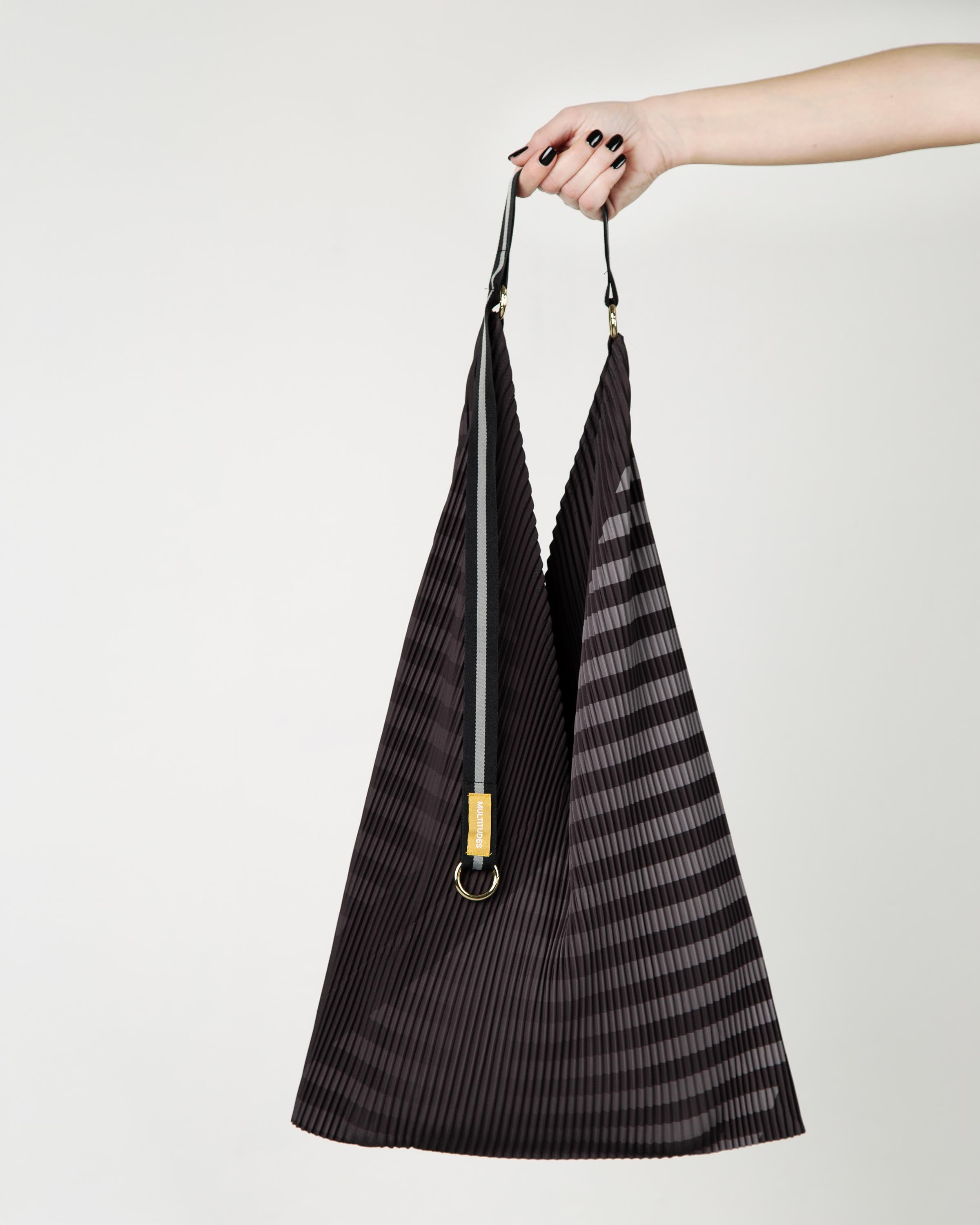 Claudia Black y bag plissettata di Multitudes, borsa di design da donna a pieghe.