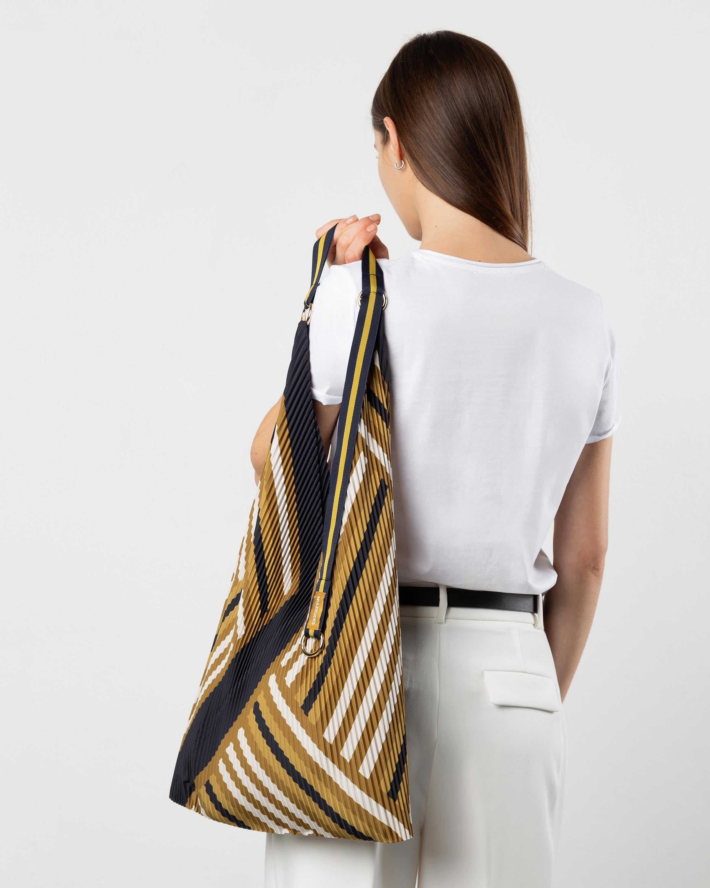 Modella mostra la y bag Grace di Multitudes.
