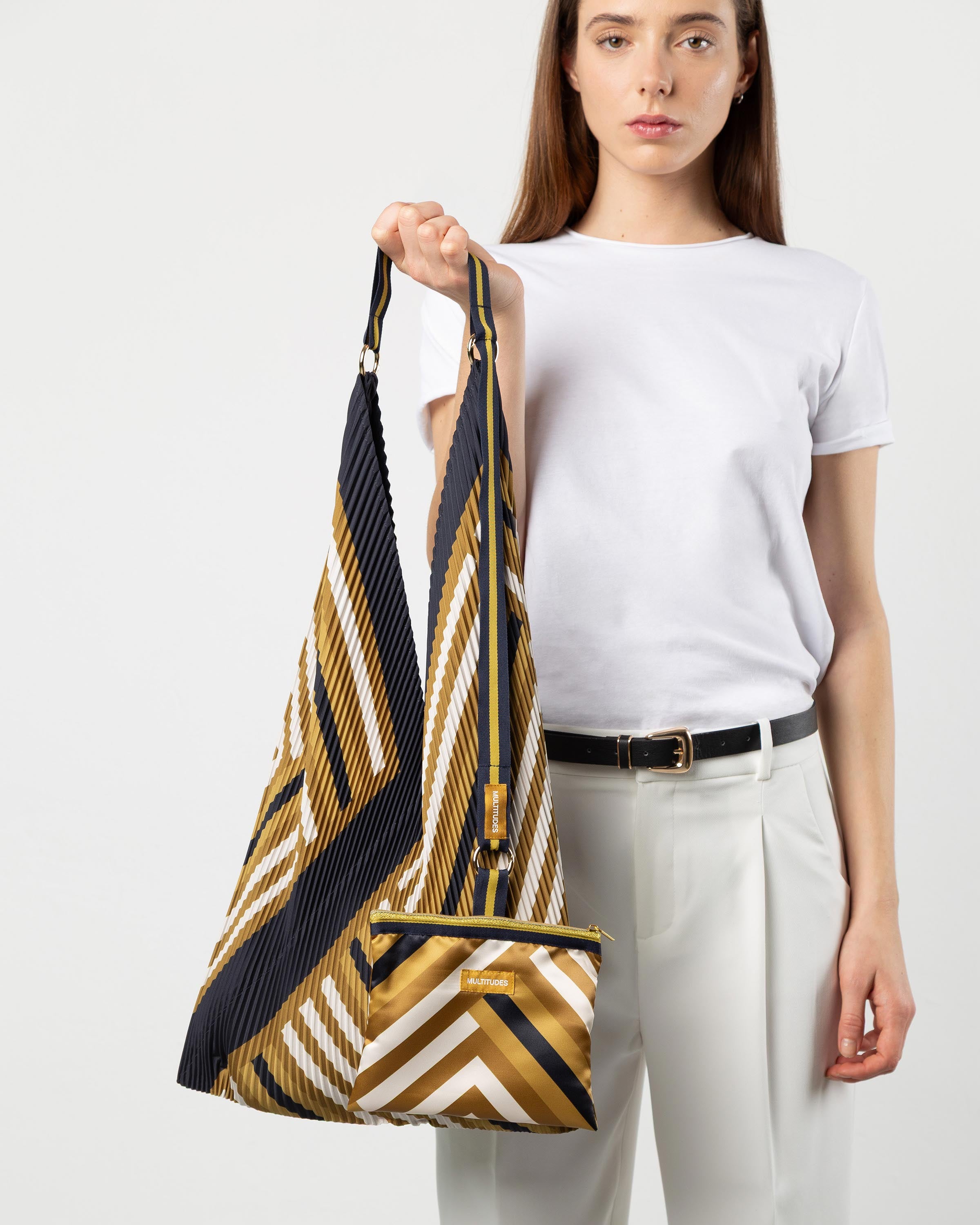 Borsa plissettata Grace di Multitudes abbinata alla sua pochette.
