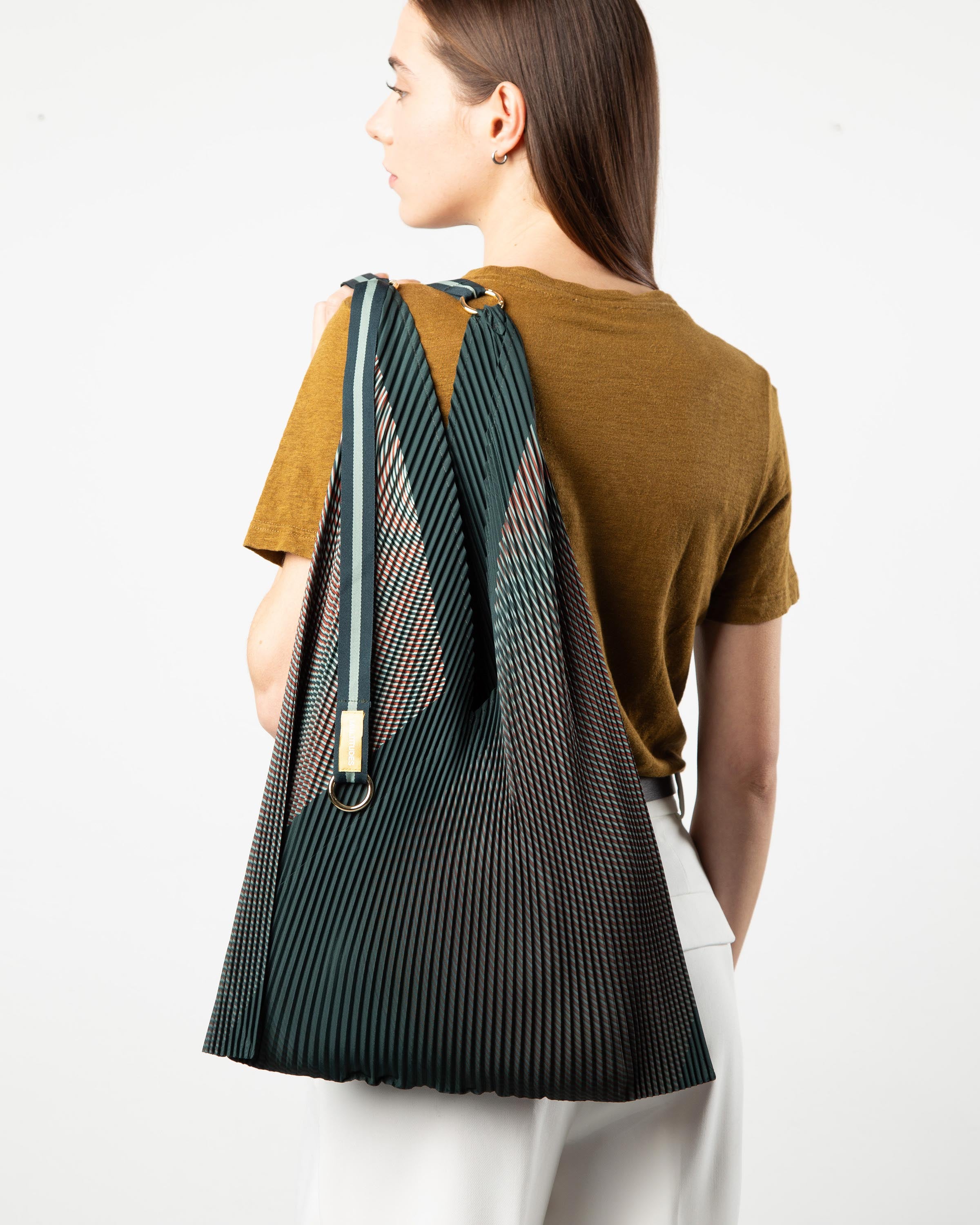 Y bag plissettata di Multitudes indossata da una modella.