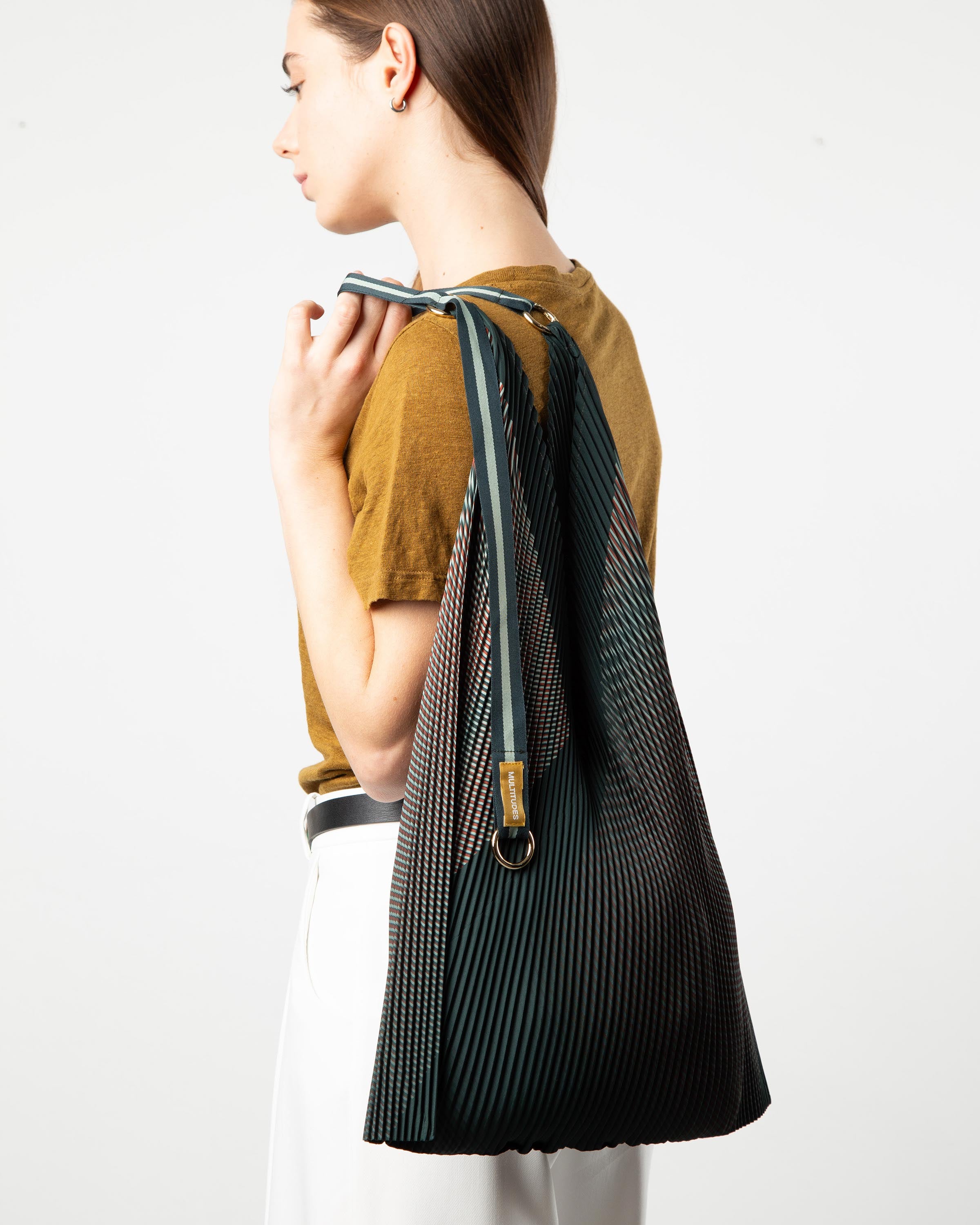 Borsa plissettata Isabella Green di Multitudes indossata.
