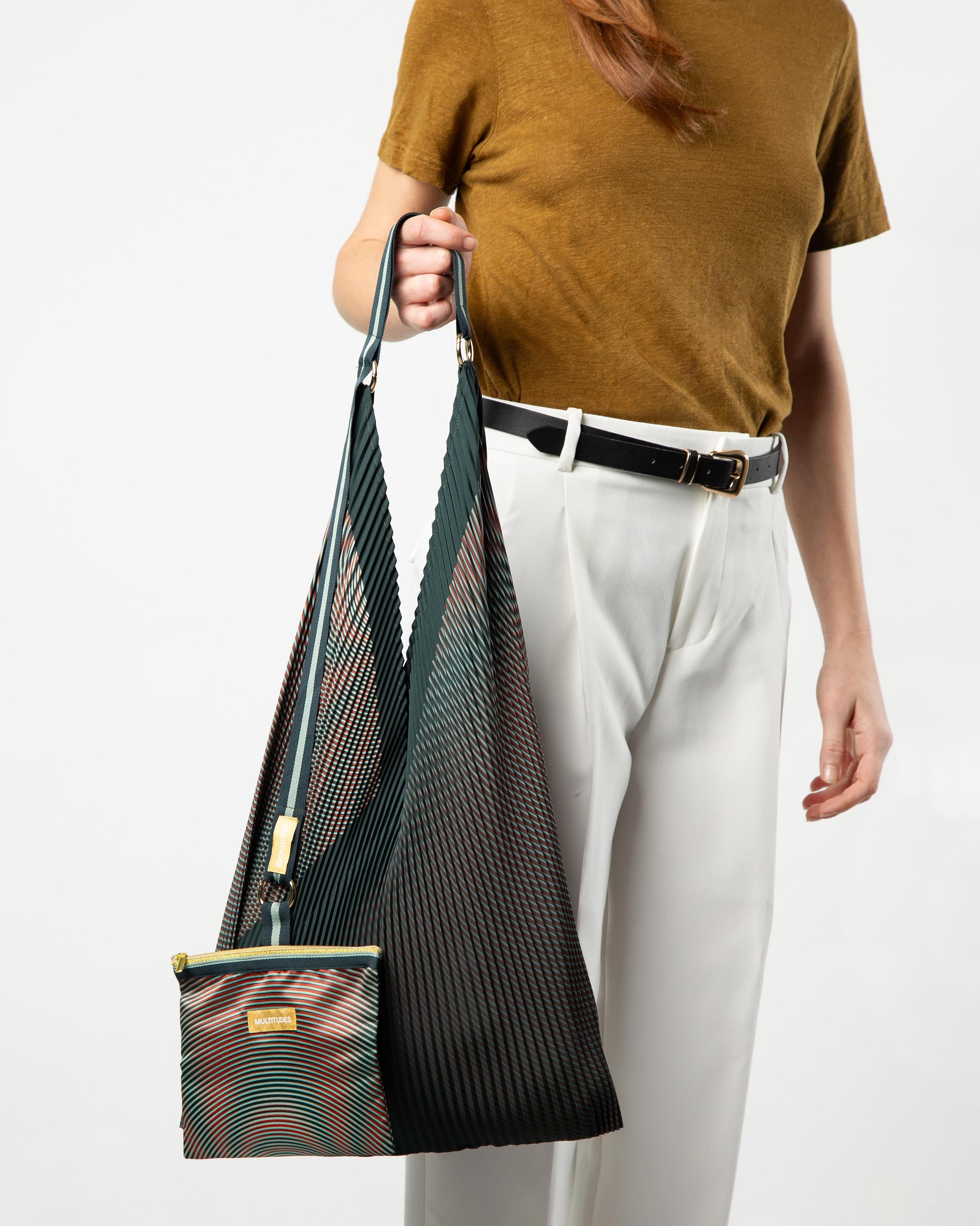 Y bag Isabella Green di Multitudes abbinata alla pochette Isabella Green.