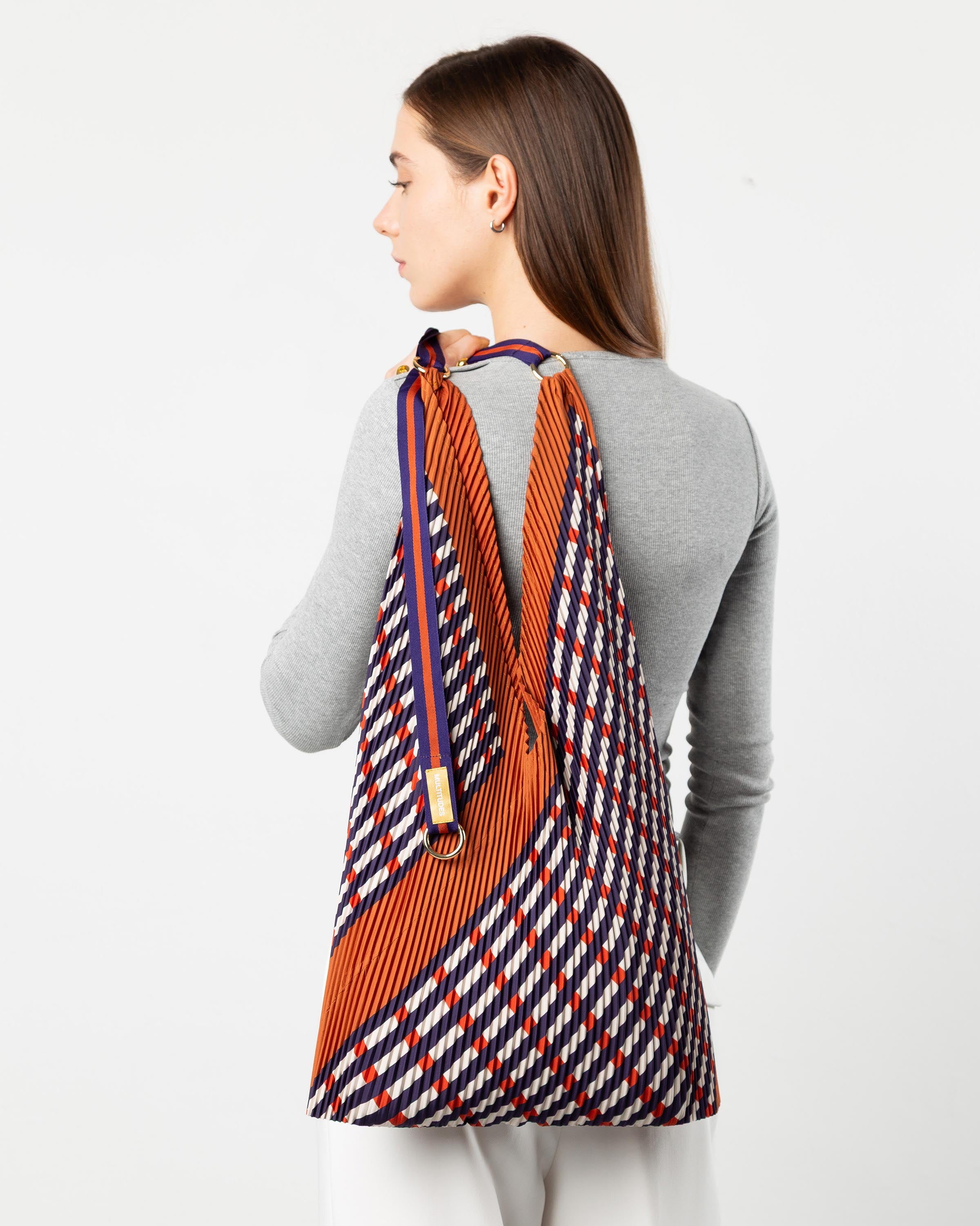 Borsa a spalla plissettata Sophia Terracotta di Multitudes vista frontalmente su sfondo neutro.