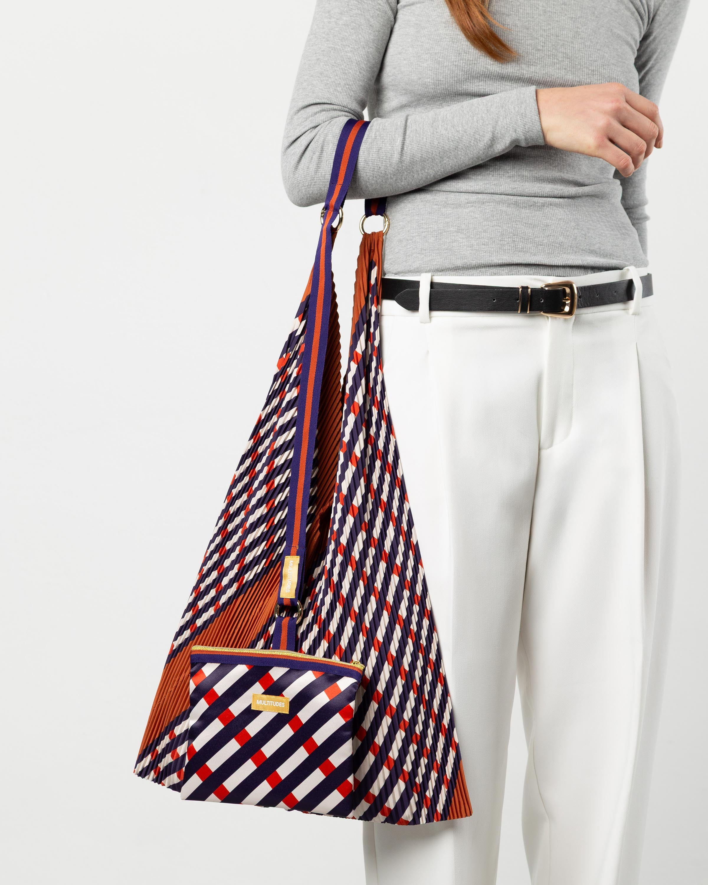 Y bag Sophia Terracotta di Multitudes abbinata alla sua pochette.