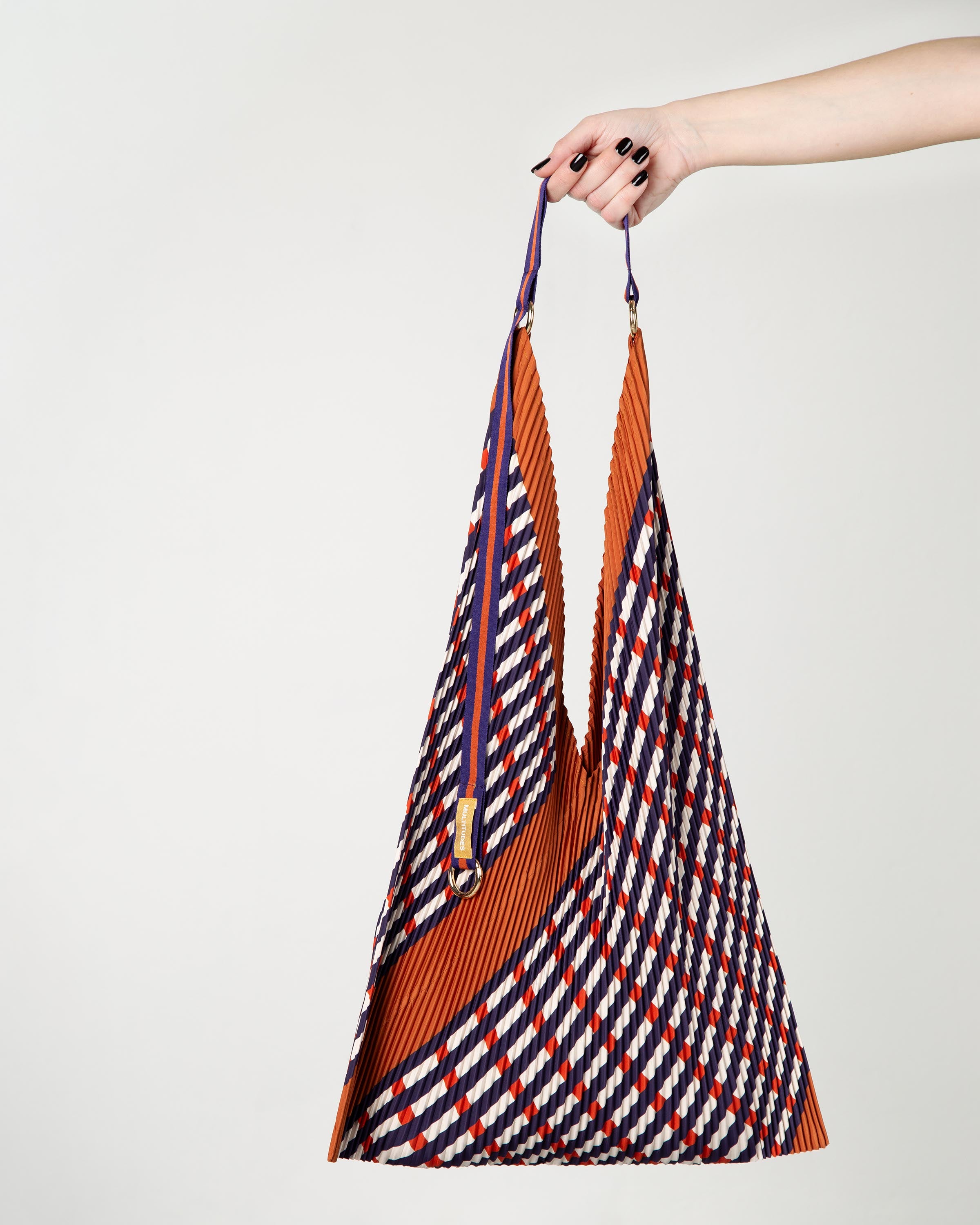 Borsa a spalla Sophia Terracotta di Multitudes con caratteristica lavorazione a pieghe e design geometrico.