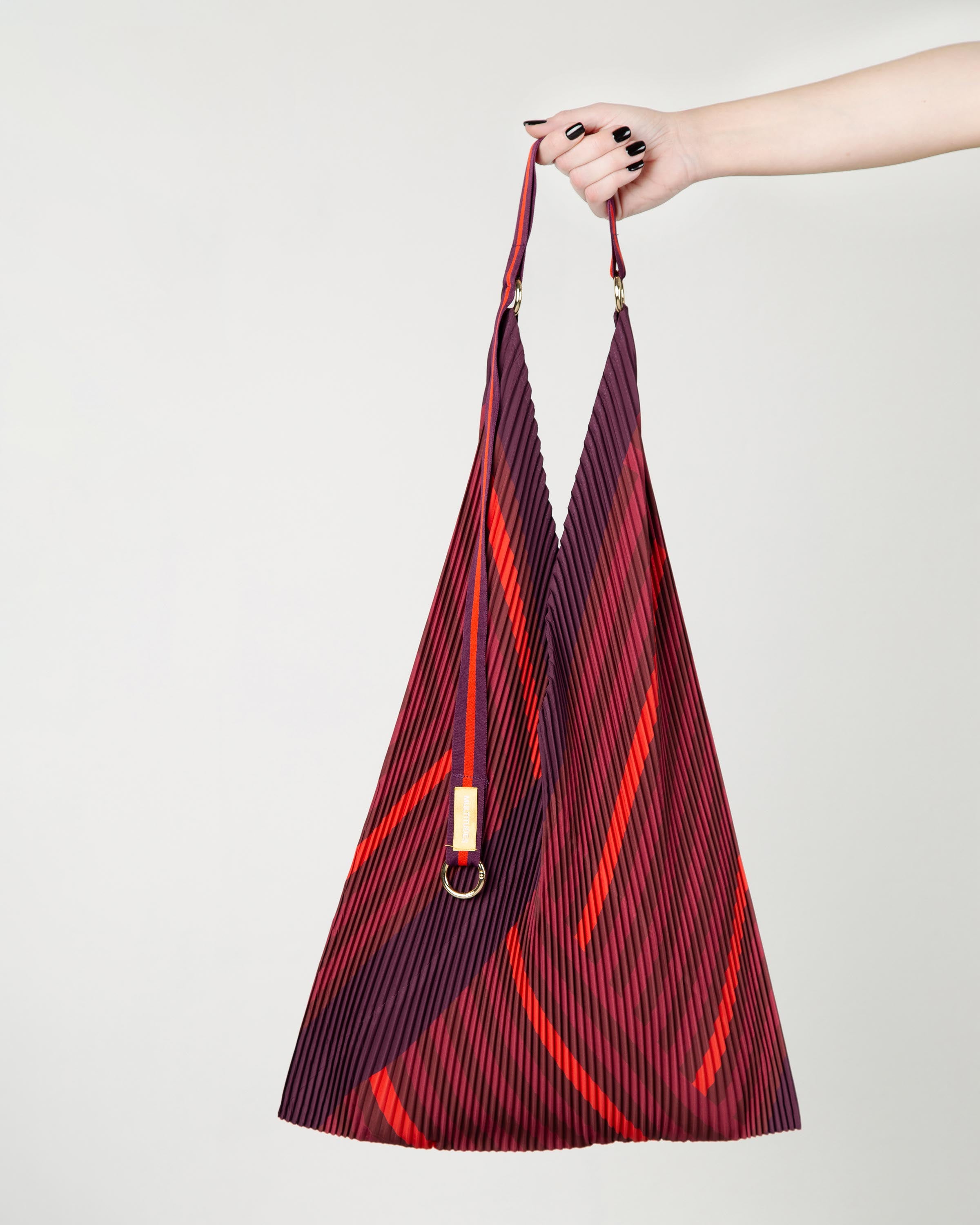 Borsa modello y bag Stefania di Multitudes con caratteristica lavorazione a pieghe e design geometrico. 