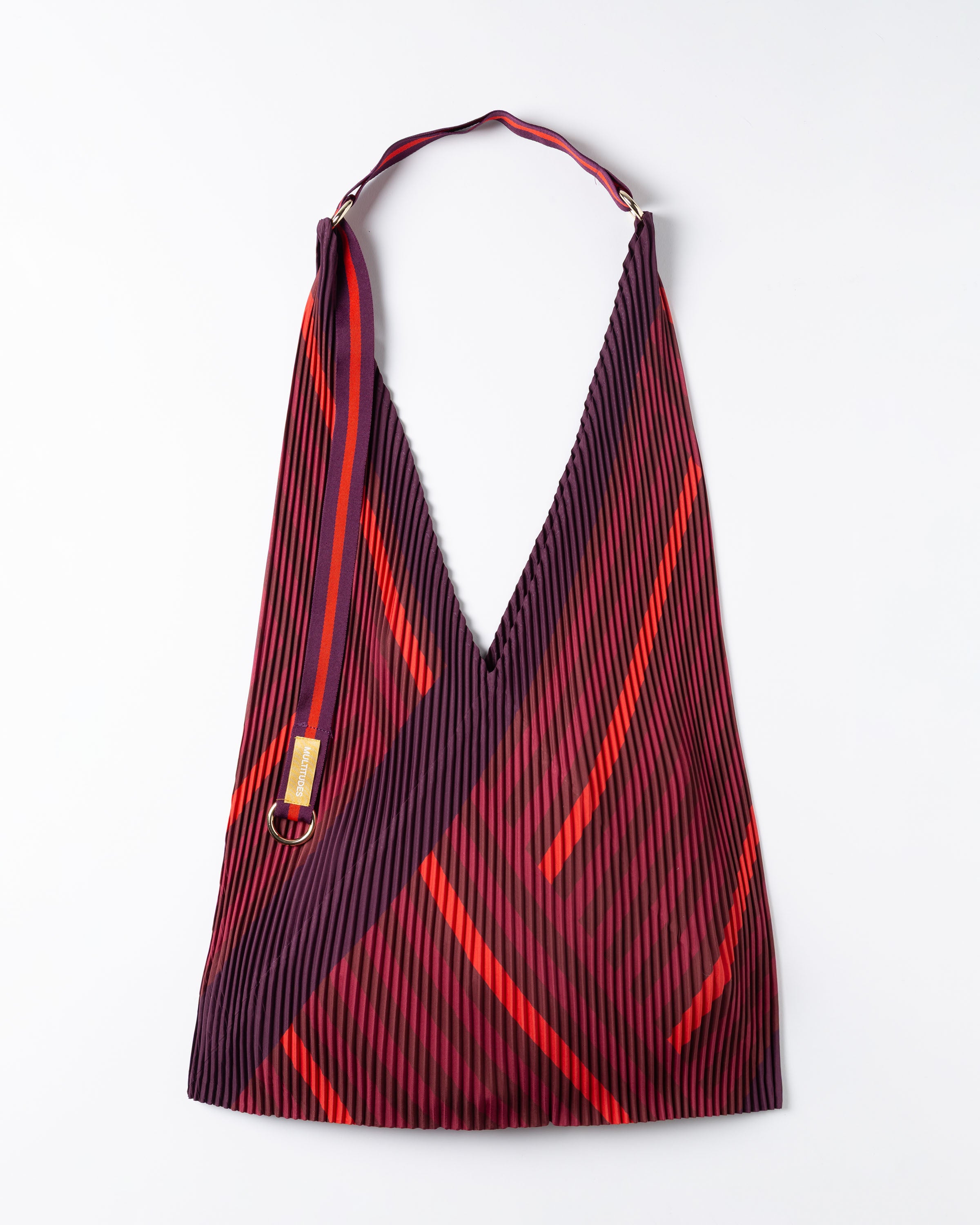 Y bag Stefania di Multitudes, borsa plissettata a righe viola, borgogna e rosse.