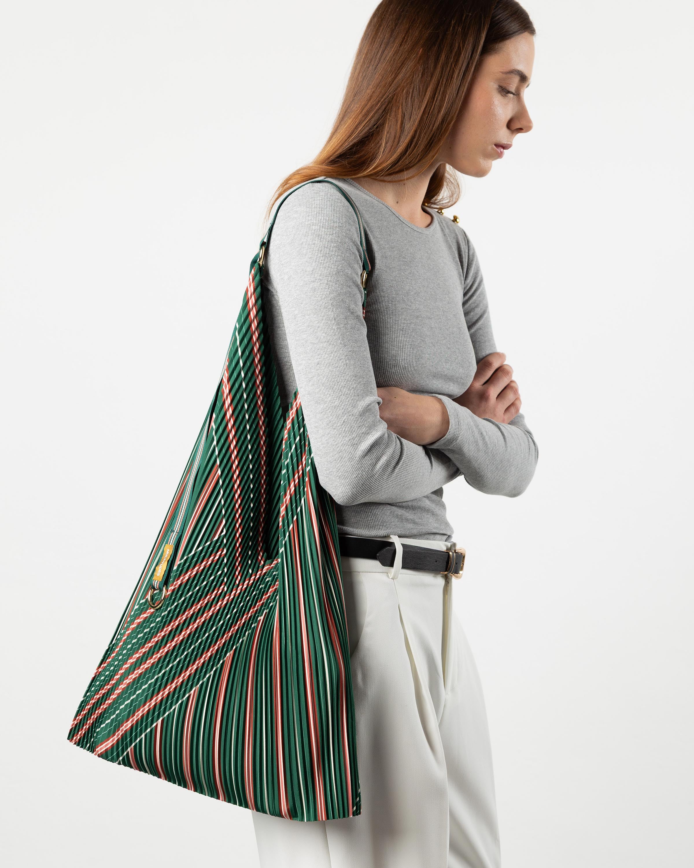 Y bag Stella Green di Multitudes indossata a spalla.